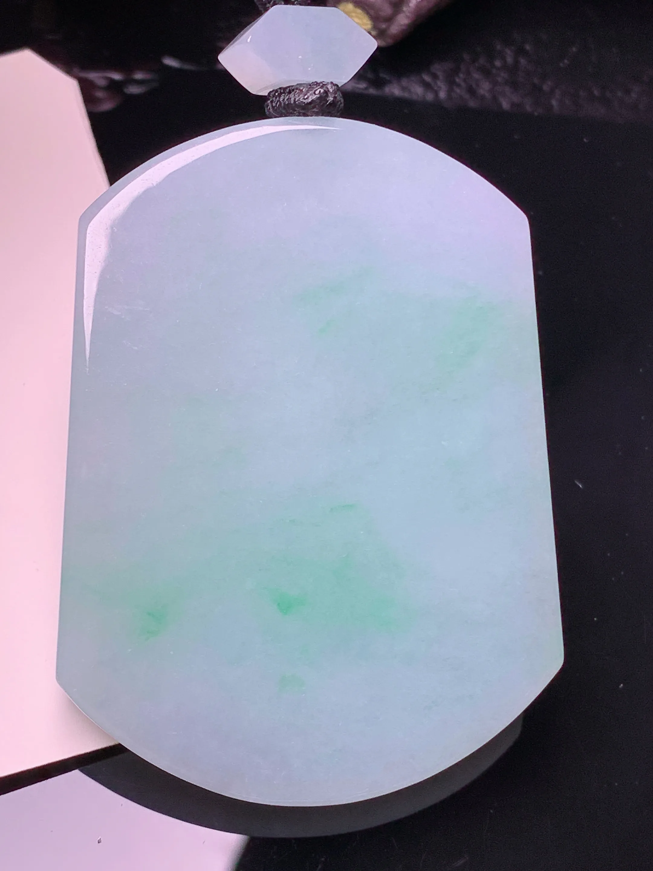 飘绿无事牌吊坠 玉质细腻 水润亮眼 色泽艳丽 整体尺寸53.4*39.3*5.8