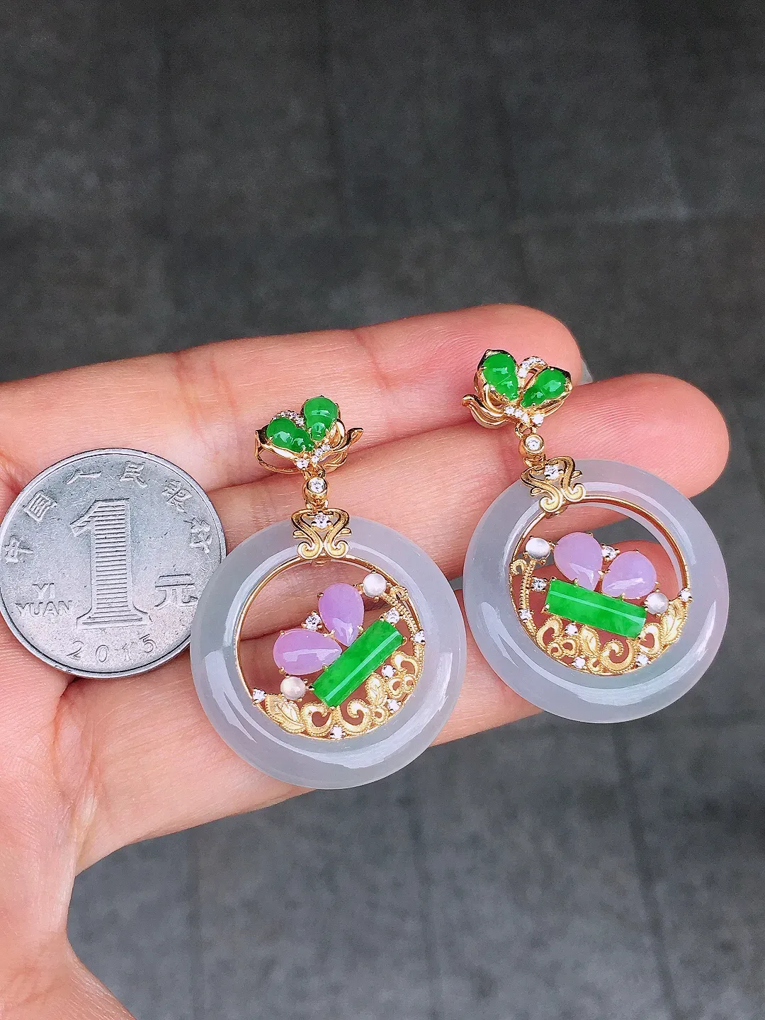 三彩特色平安扣耳坠，色泽均匀艳丽，玉质细腻，荧光感超
强，饱满圆润，尽显优雅气质，18k
金豪华镶嵌