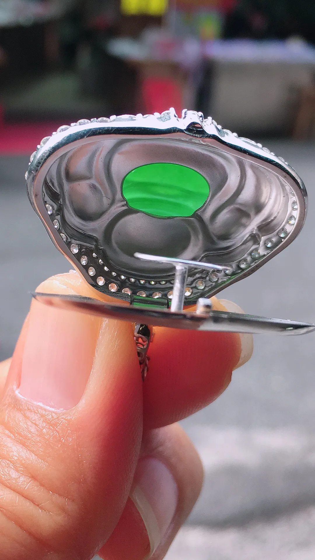 阳绿佛公吊坠，色泽均匀艳丽，玉质细腻，荧光感超
强，饱满圆润，尽显优雅气质，18k
金豪华镶嵌