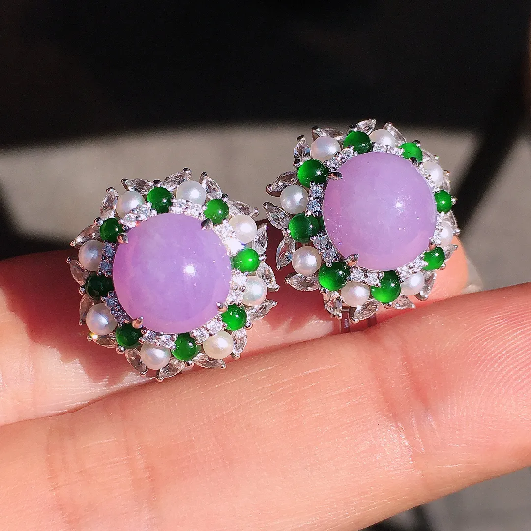 紫罗兰蛋面耳钉，色泽均匀艳丽，玉质细腻，饱满圆润，尽显优雅气质，18k
金豪华镶嵌