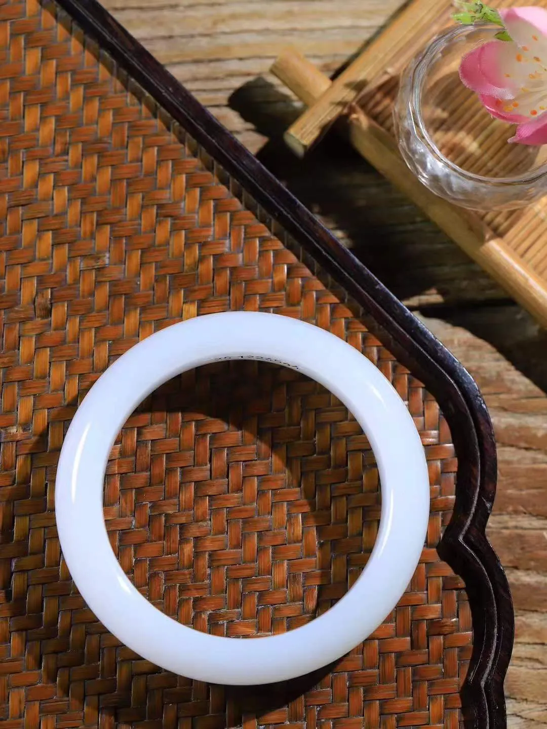 【一见钟情·手镯】

收藏级和田玉白玉手镯。镯型饱满，温润细腻，脂润沁香。️执一卷书，沏一盏茶，着一袭裙，戴一只镯。淡淡浅笺，素心若兰，静赏玉中诗画。悠悠岁月，芊手轻摘，盛满诗样芳华。重65.19克   内径圈口54.6mm 尺寸-4.8-9.1mm  FDA-111251233