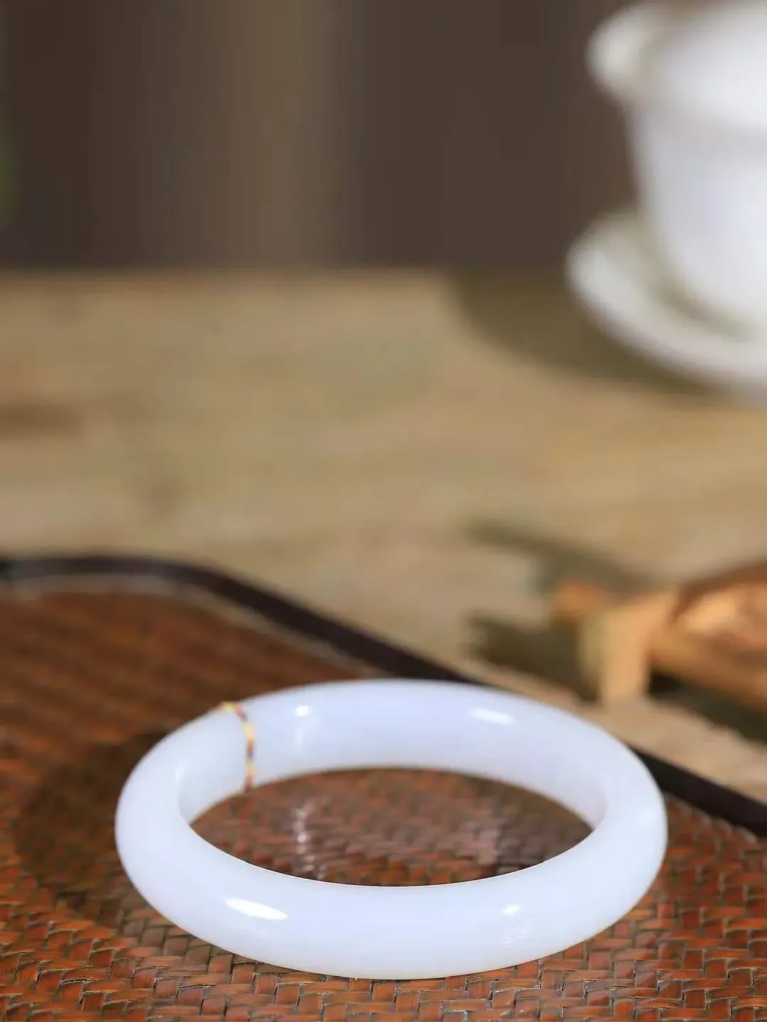 【花样年华·手镯】

精品和田玉白玉手镯，质地油润细腻，色泽高贵典雅，镯型古朴典雅。在诗情画意的雨