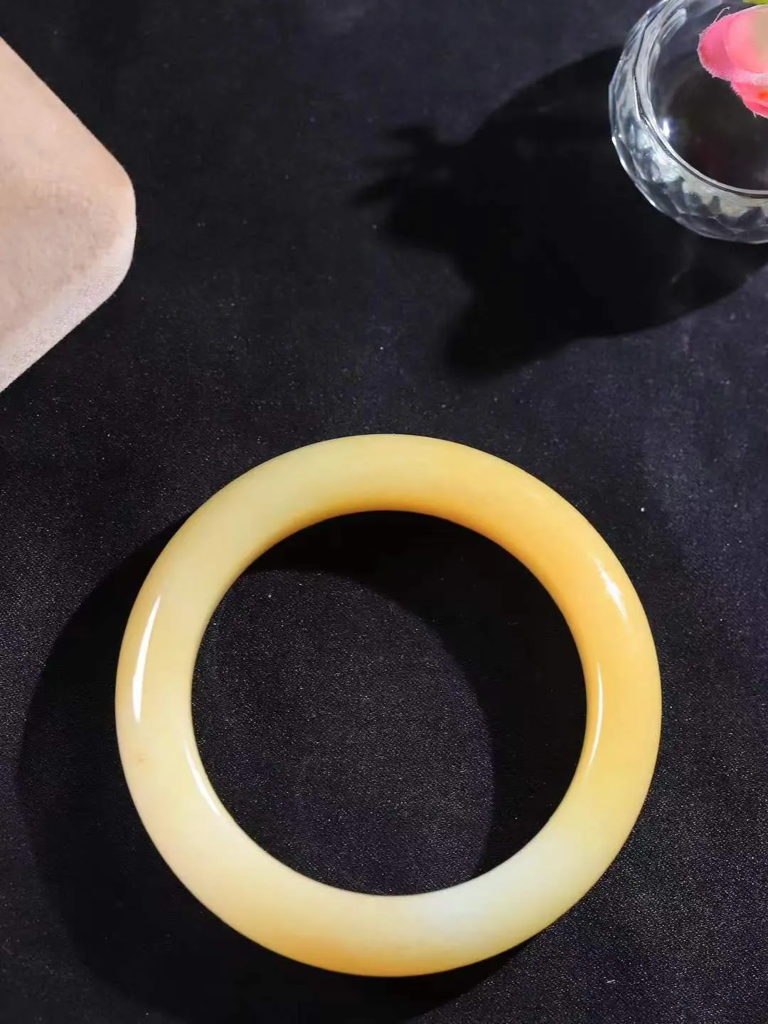 【情有独钟.手镯】

精品和田玉糖白玉手镯 玉质温润细腻 油性十足 手感舒适，高华雅逸，线条流畅，简约大气，美自天成，素雅高贵。佩戴于腕间，婉约之美，举手投足间透出那低调奢华。重63.8克 内径54.5mm 尺寸12.5-10.3mm   FDL-79126751