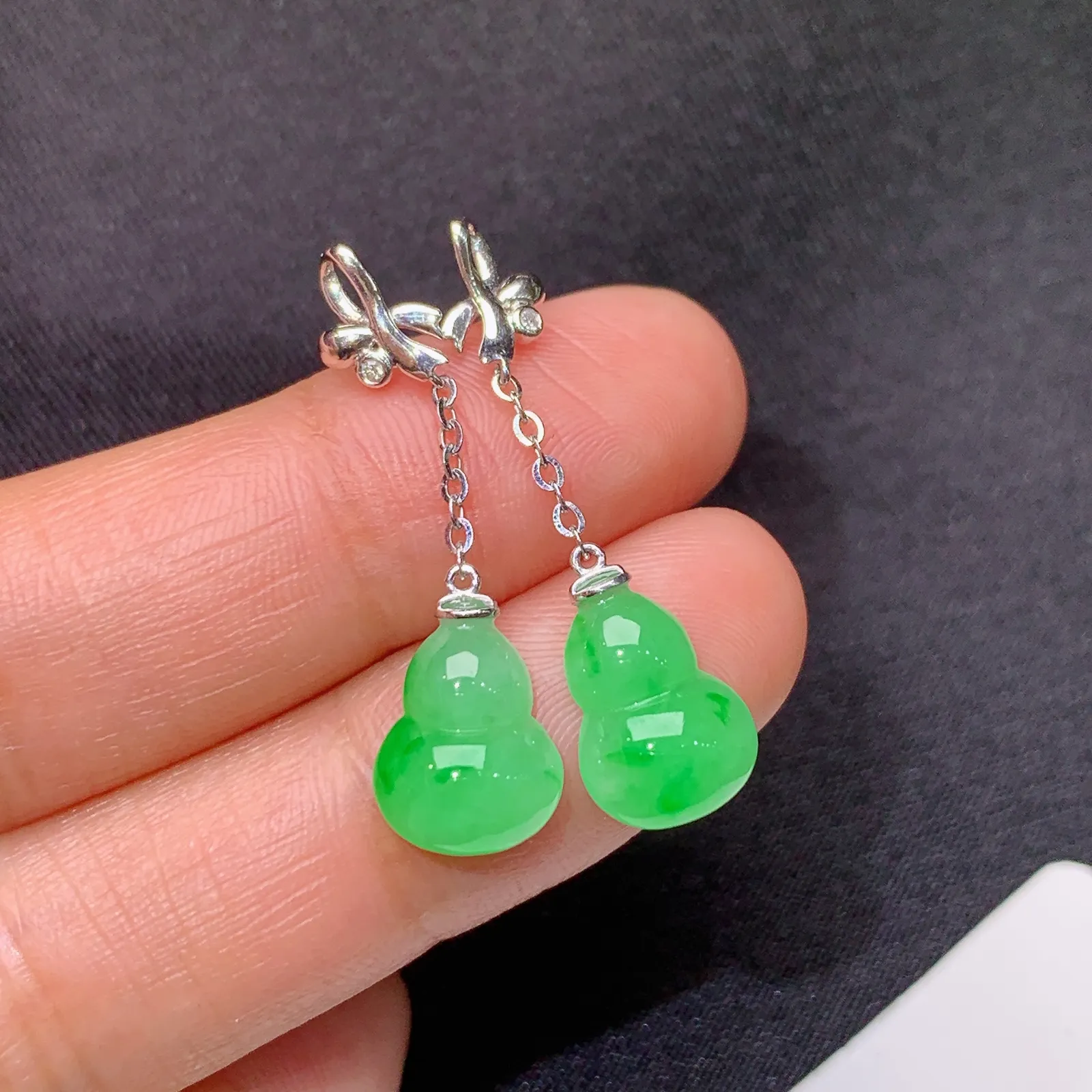 翠绿葫芦耳坠，18k金镶嵌，简约时尚，冰润色阳，种水足，Ax 尺寸11*7.8*3