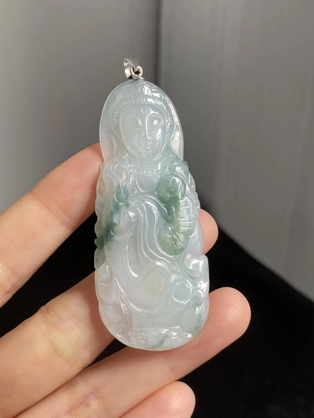 翡翠冰糯种淡绿色吊坠，印记：Au750