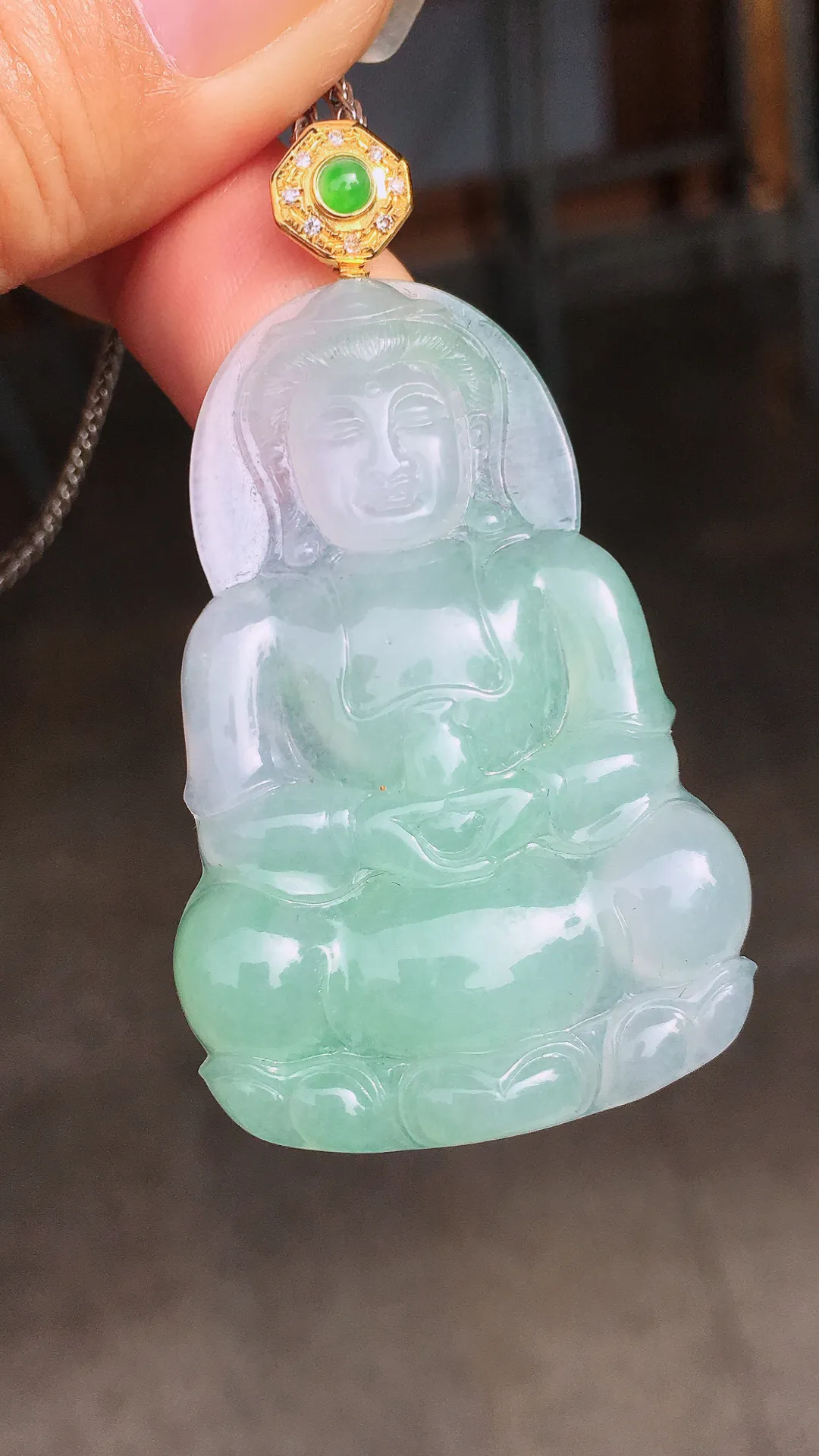 飘绿观音吊坠，色泽艳丽，玉质细腻，荧光感超
强，饱满圆润，尽显优雅气质，18k
金豪华镶嵌