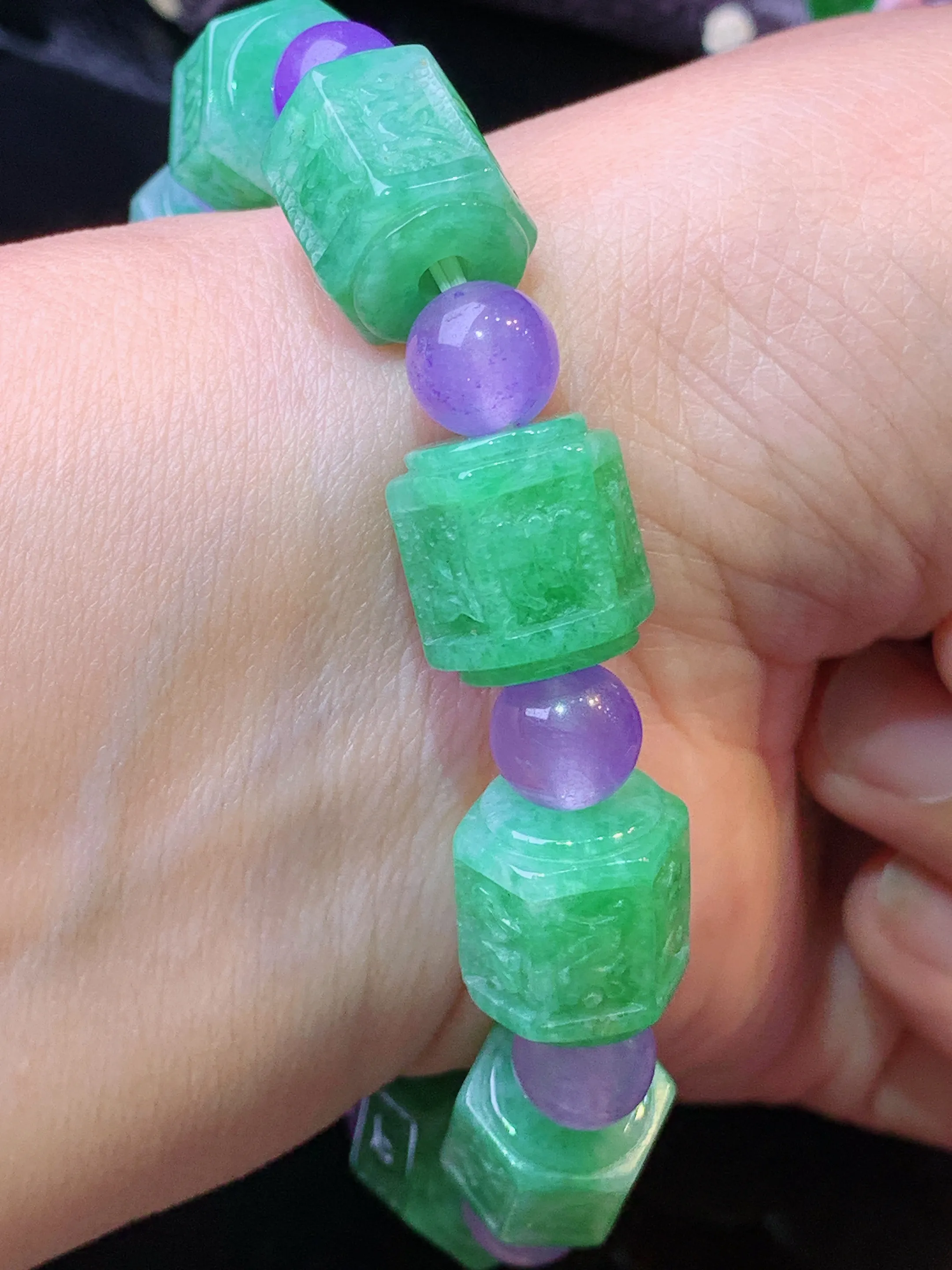 飘绿雕花路路通手链 玉质细腻 水润亮眼 色泽艳丽 整体尺寸11.3*11.3*13.3