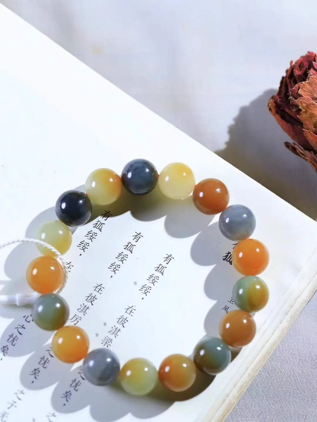 楼兰古韵.手串】

精品和田玉楼兰三色手串  温润光泽，不张扬却自显高贵；三色交织的独特纹理，低调中透露出不凡的气质，每一颗和田玉，都历经千年风沙的洗礼，凝聚着大自然的灵韵与时光的沉淀。楼兰三色，宛如大漠深处的神秘画卷，交织着历史的厚重与文化的深邃。108颗玉珠，串联起岁月的流转与心灵的宁静，佩戴之间，仿佛与古老的楼兰文明对话，感受那份独特的优雅与从容。重44.5克  尺寸取一12mm  561251224L