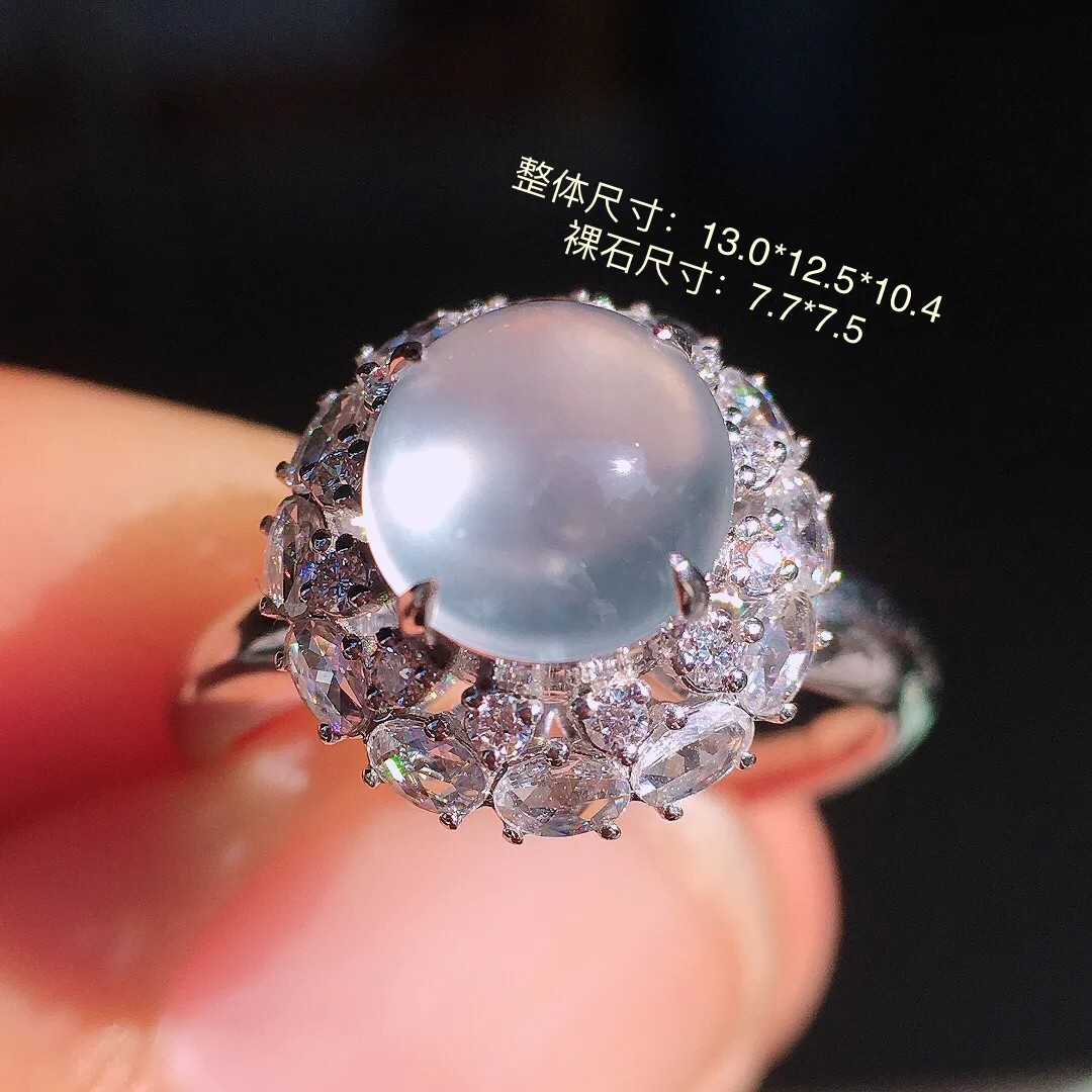 玻璃种蛋面戒指，玉质细腻，荧光感超
强，饱满圆润，尽显优雅气质，18k
金豪华镶嵌