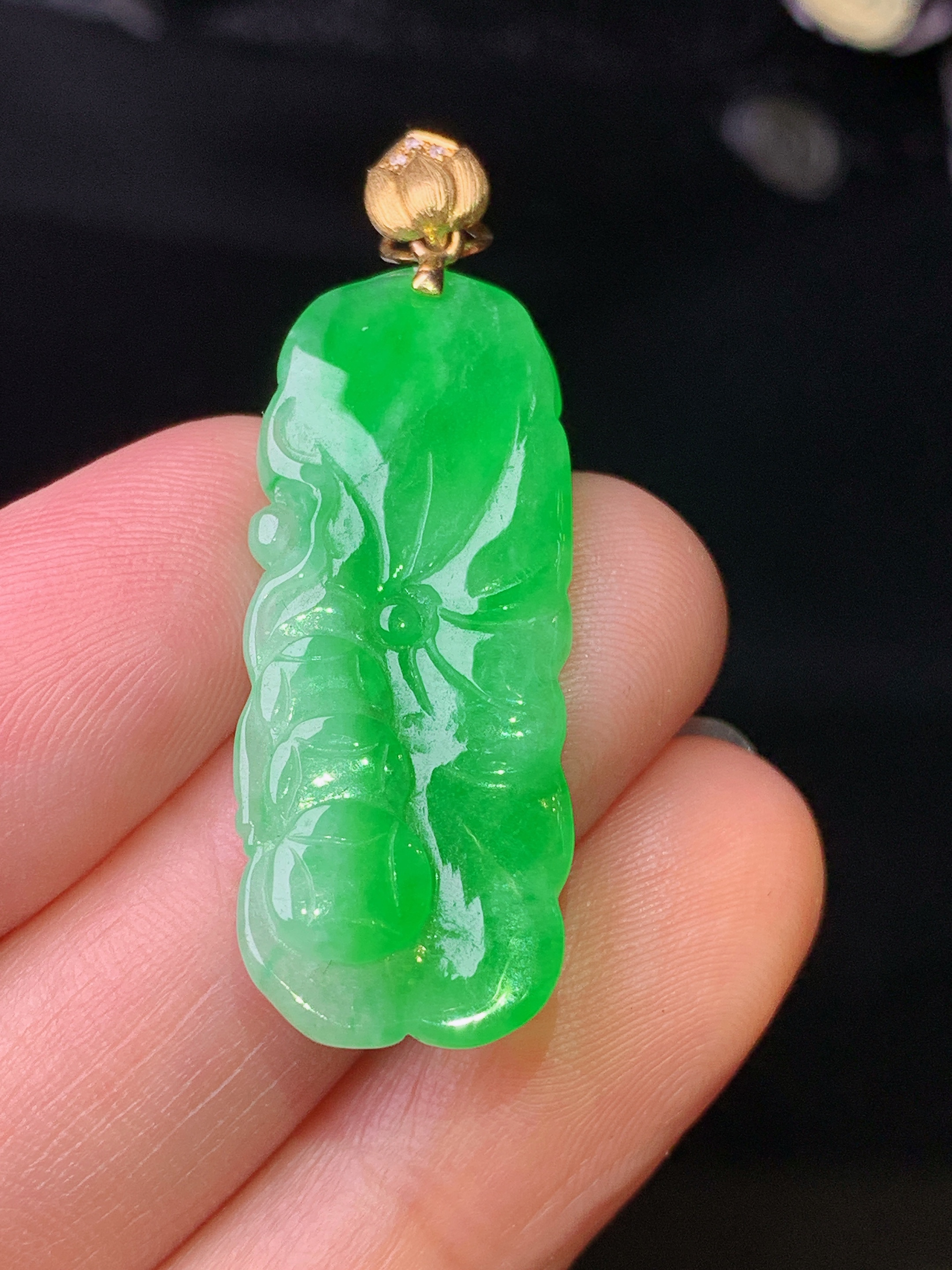 18k金镶嵌翠绿荷叶吊坠 玉质细腻 水润亮眼 色泽艳丽 整体尺寸39.6*13*3