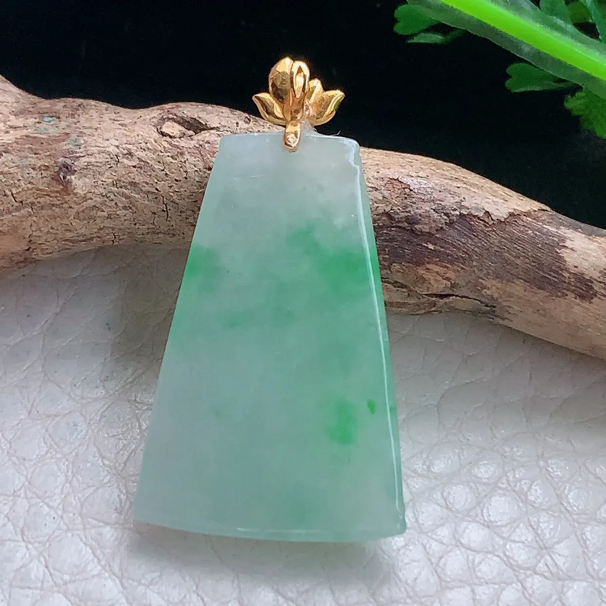 x54自然光35.6*19.2*3.6精美翡翠a货飘绿平安无事牌 素面牌玉吊坠 玉挂件