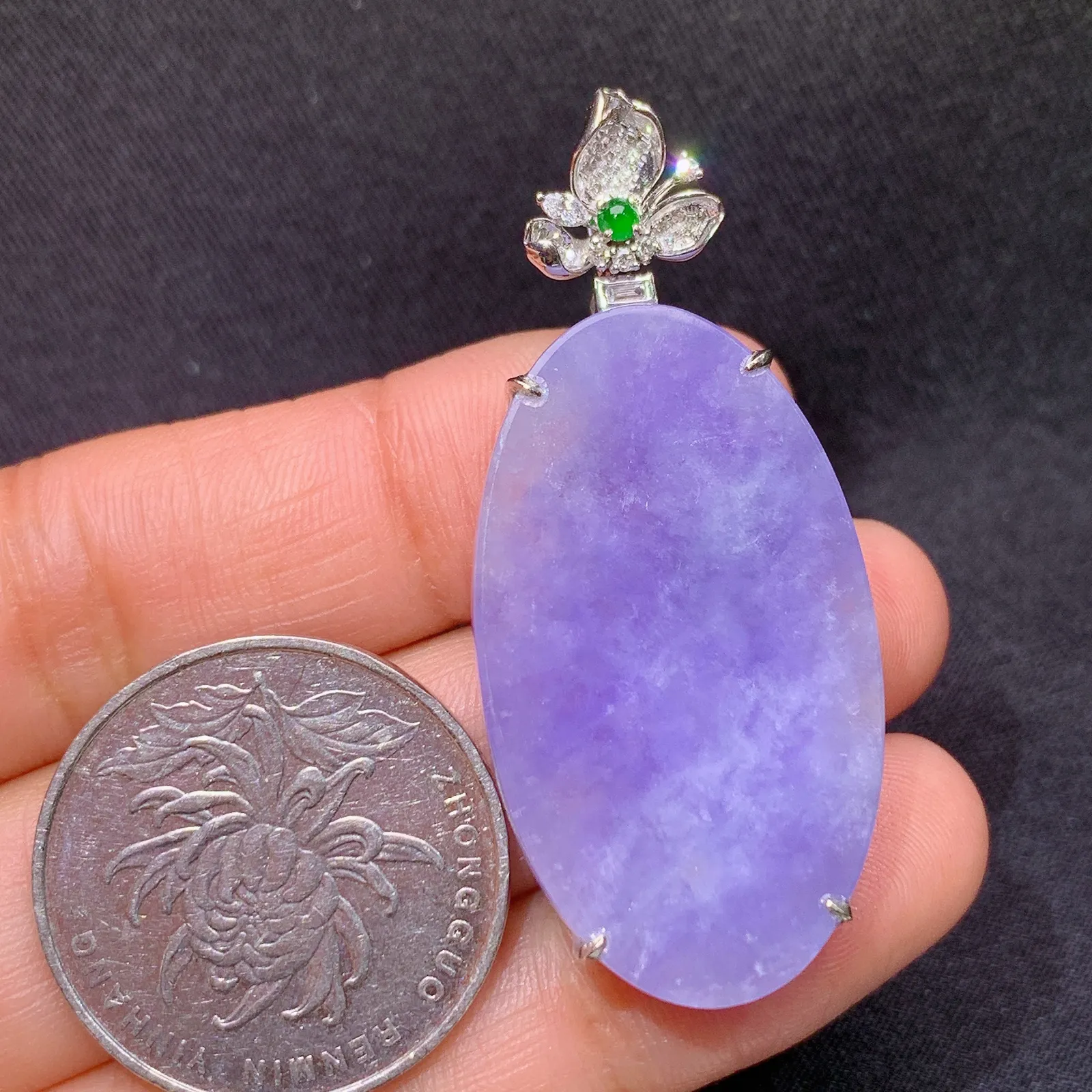 紫罗兰圆牌吊坠，18k金镶嵌，温润细腻，色泽浓郁，种水足，Xu 尺寸46.7*20.5*6.6