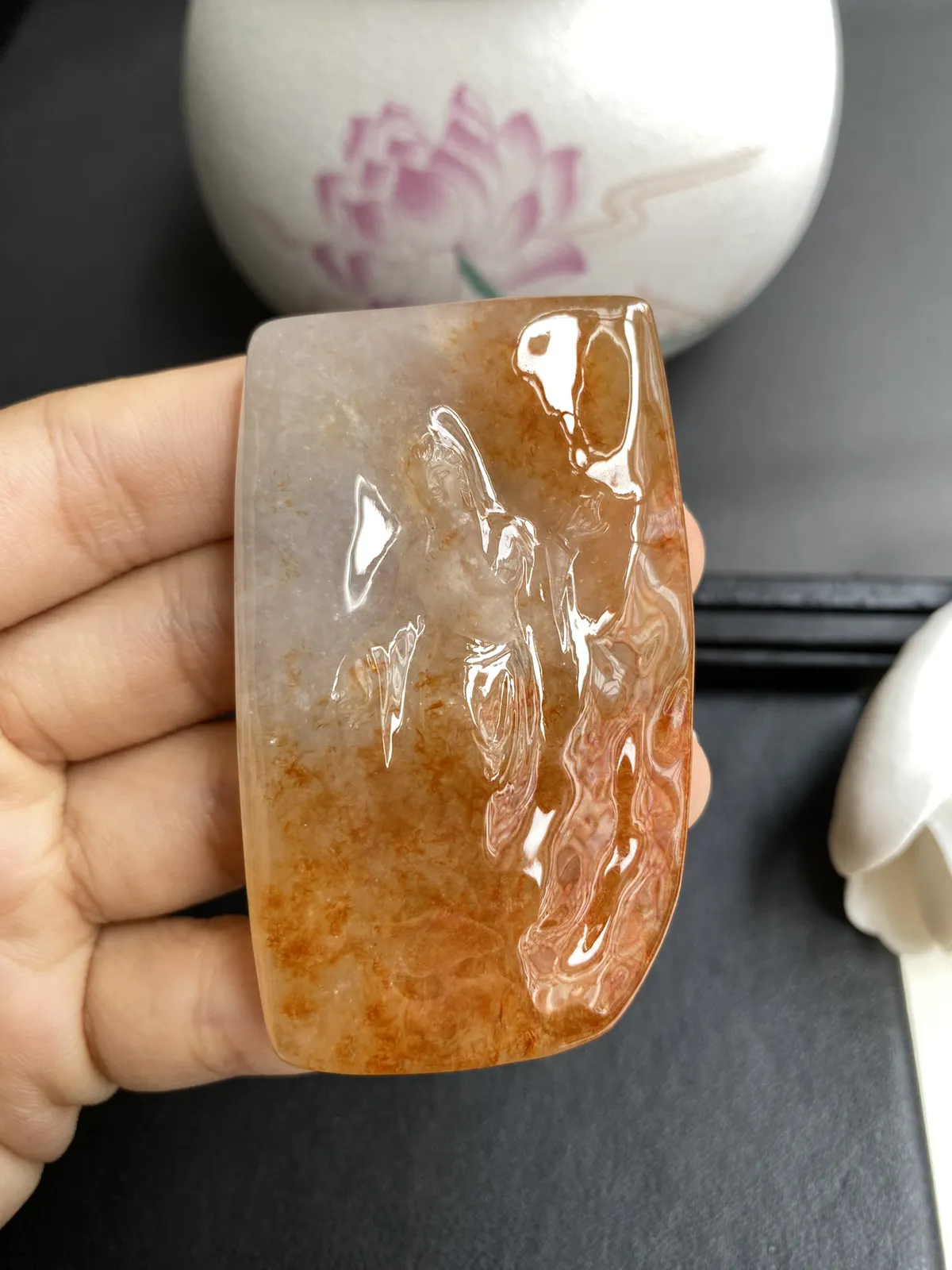 缅甸冰润红翡随形观音牌，种老冰润光泽，尺寸66x40x10.8mm，品相非常厚桩，纯手工雕刻，颜色鲜