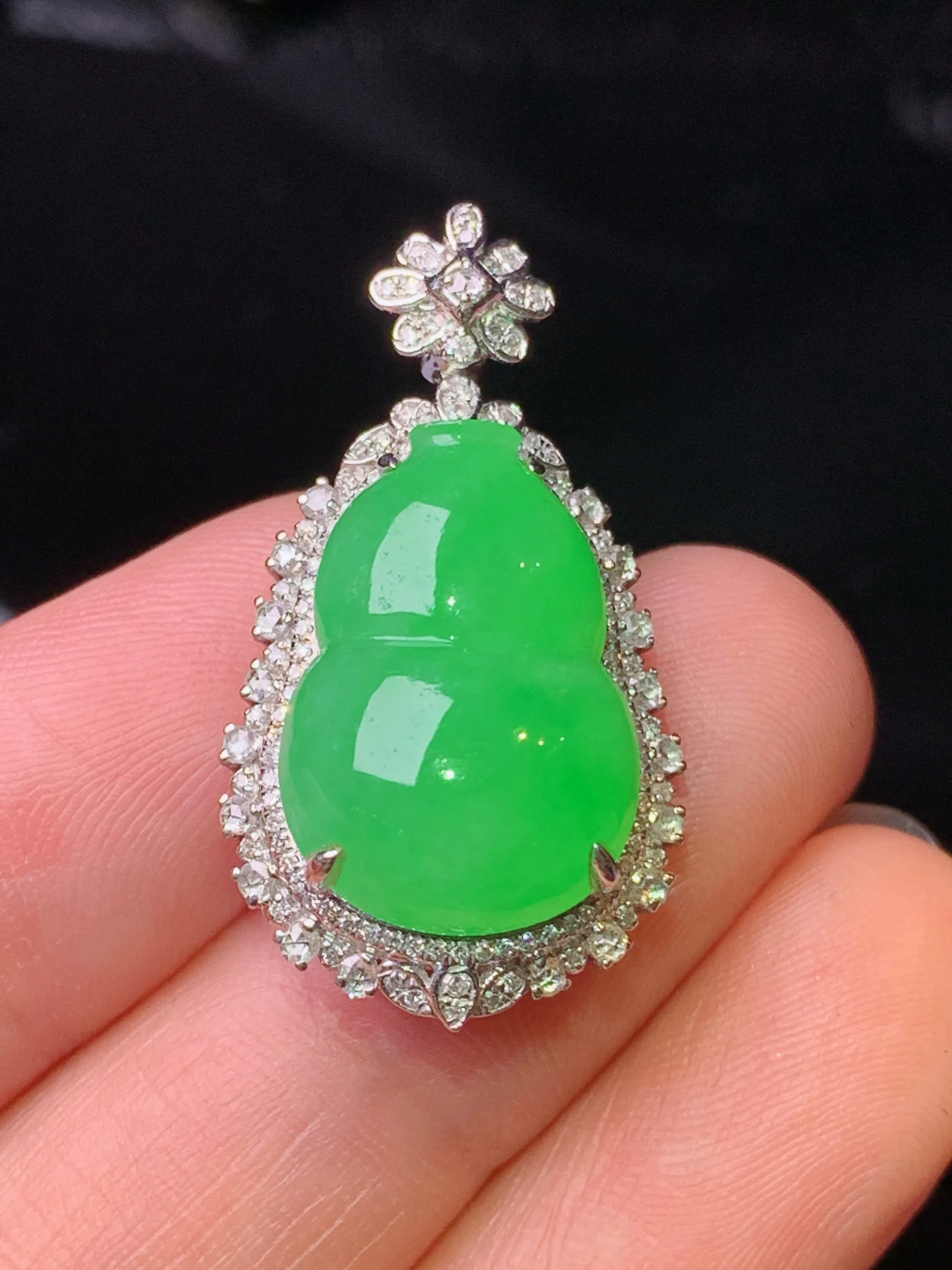 18k金钻镶嵌满绿葫芦吊坠 玉质细腻 水润亮眼 色泽艳丽 整体尺寸29.2*16*10.2