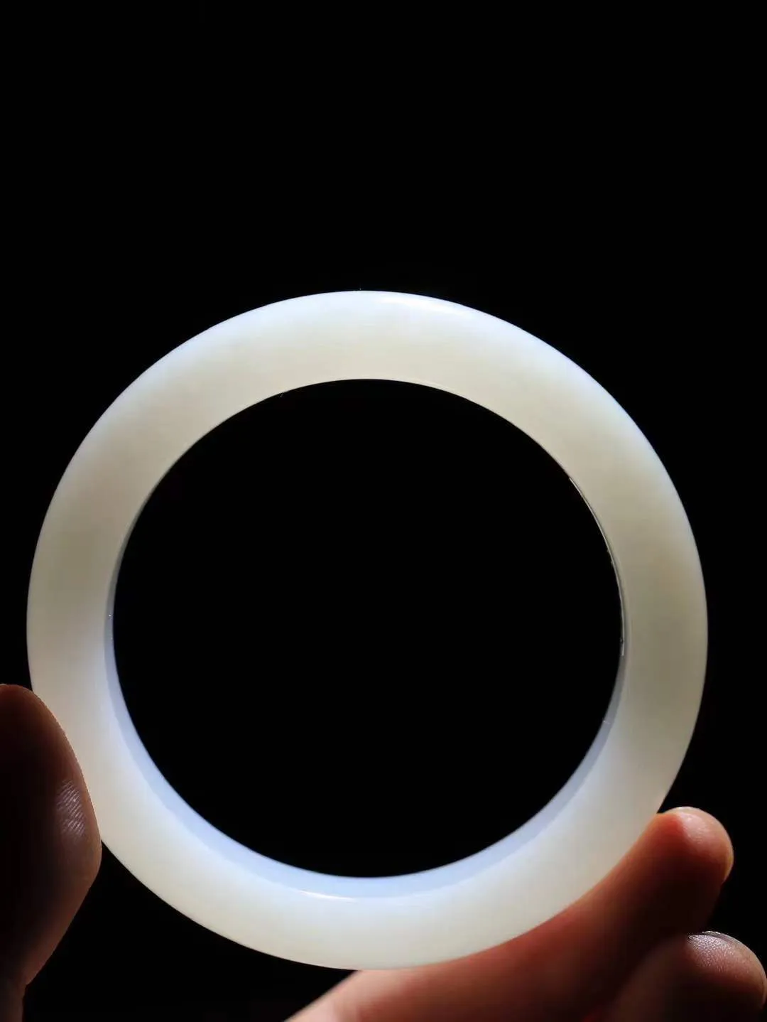 【一见钟情·手镯】

收藏级和田玉白玉手镯。镯型饱满，温润细腻，脂润沁香。️执一卷书，沏一盏茶，着一袭裙，戴一只镯。淡淡浅笺，素心若兰，静赏玉中诗画。悠悠岁月，芊手轻摘，盛满诗样芳华。重65.19克   内径圈口54.6mm 尺寸-4.8-9.1mm  FDA-111251233