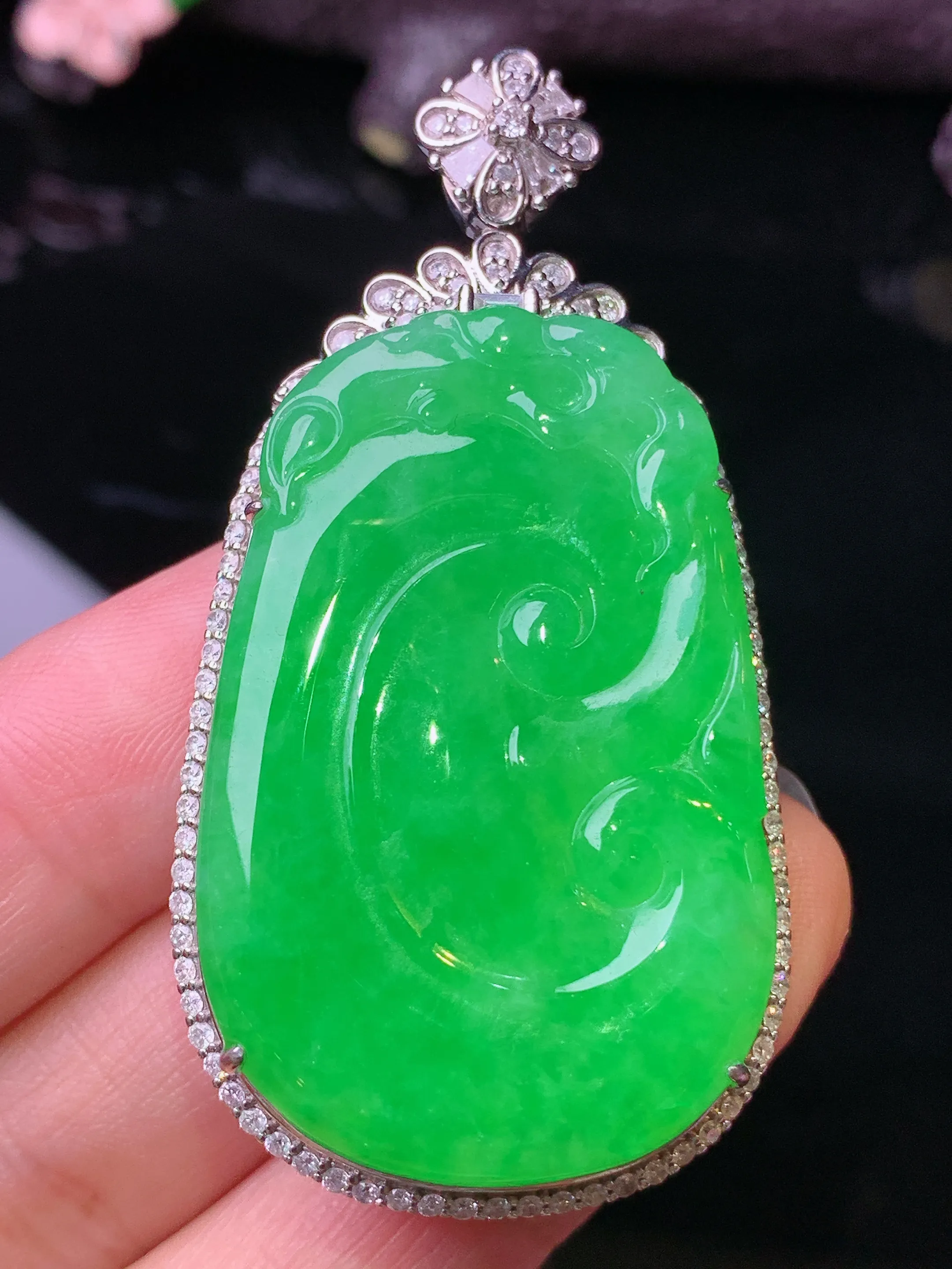 18k金钻镶嵌满绿如意吊坠 玉质细腻 水润亮眼 色泽艳丽 整体尺寸55.7*28.3*11.2