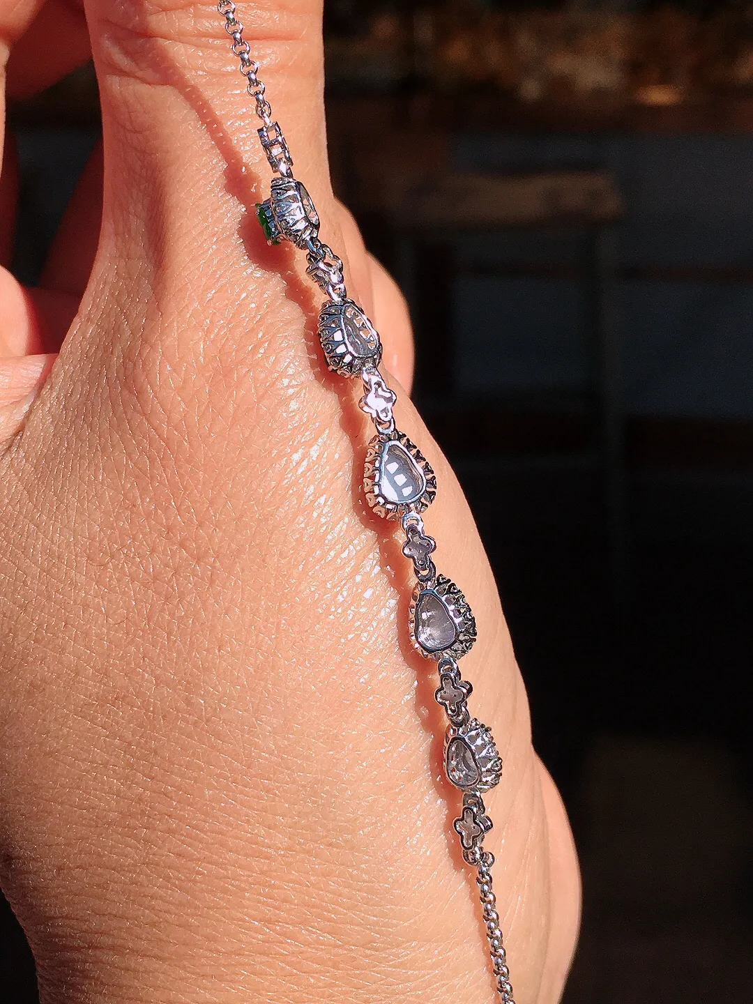 阳绿葫芦手链，色泽均匀艳丽，玉质细腻，荧光感超
强，饱满圆润，尽显优雅气质，18k
金豪华镶嵌