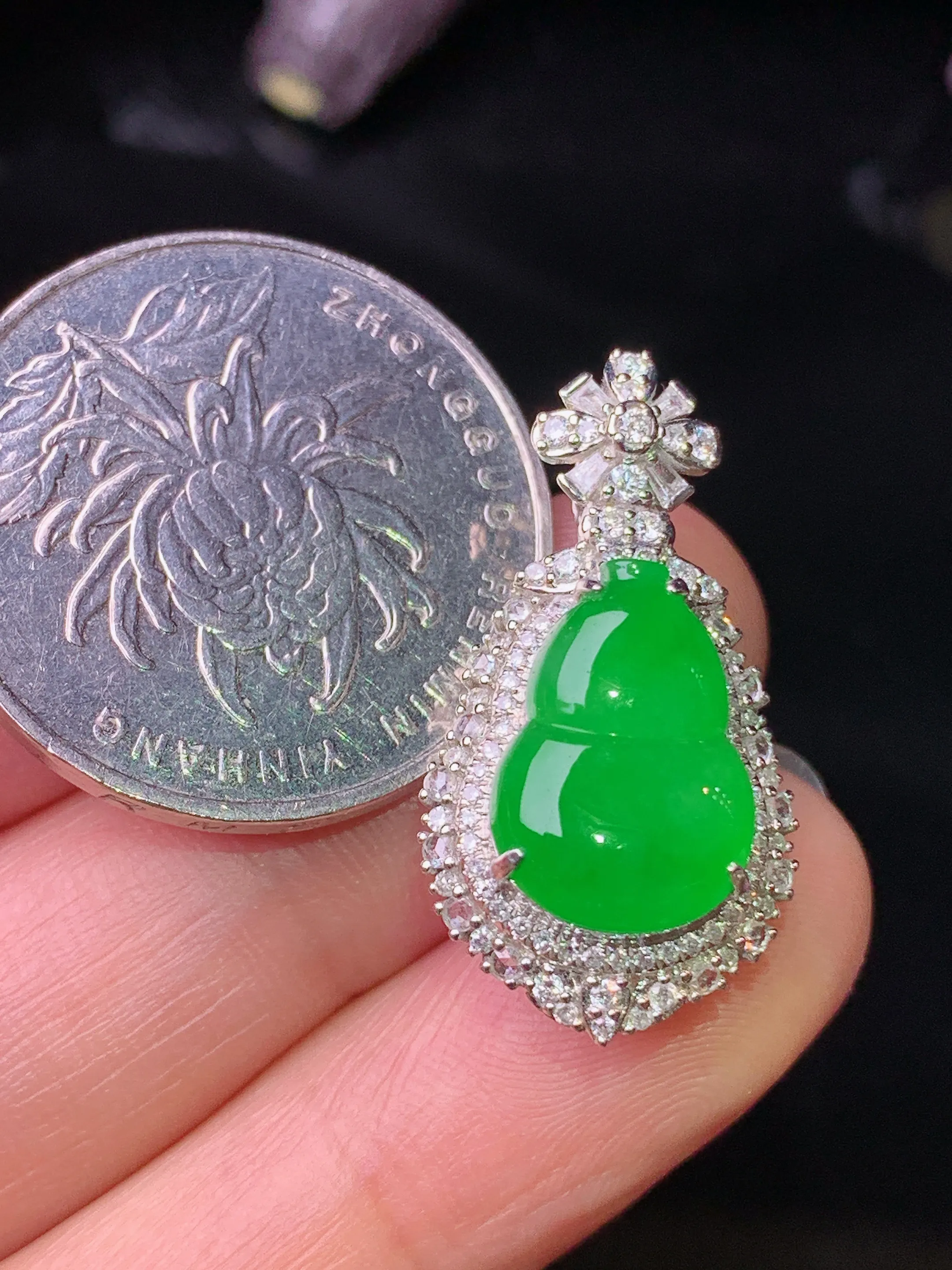 18k金钻镶嵌满绿葫芦吊坠 玉质细腻 水润亮眼 色泽艳丽 整体尺寸26.8*14.2*10.7
