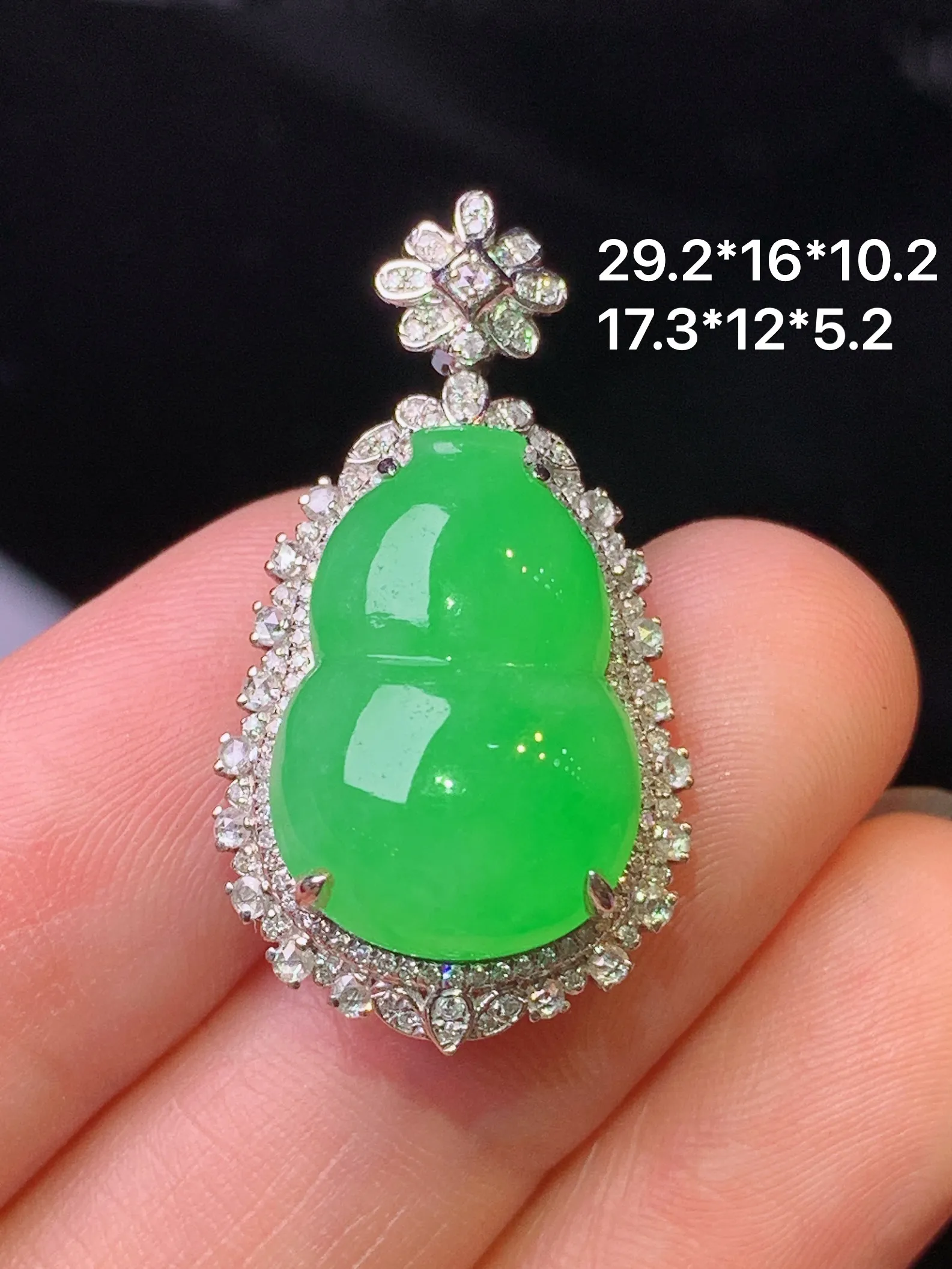 18k金钻镶嵌满绿葫芦吊坠 玉质细腻 水润亮眼 色泽艳丽 整体尺寸29.2*16*10.2