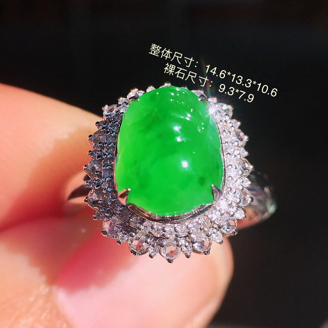 阳绿貔貅戒指，色泽均匀艳丽，玉质细腻，荧光感超
强，饱满圆润，尽显优雅气质，18k
金豪华镶嵌