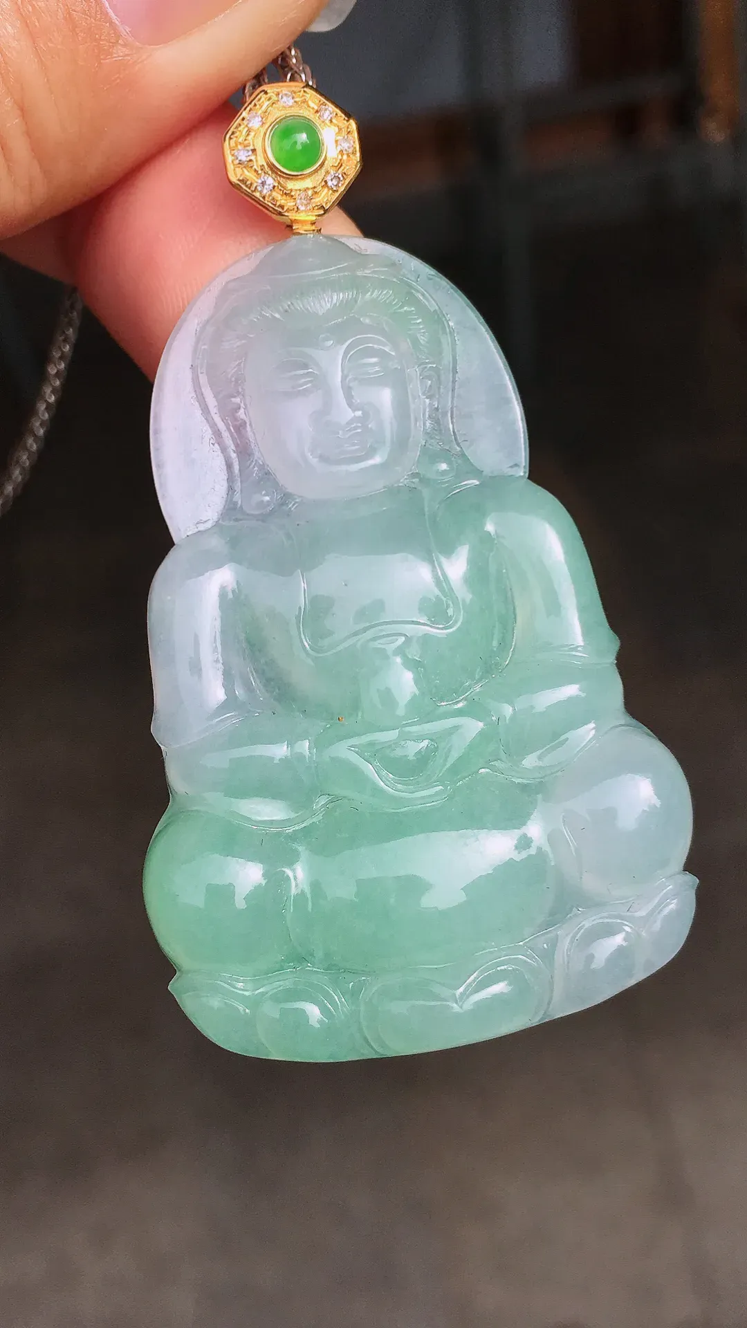 飘绿观音吊坠，色泽艳丽，玉质细腻，荧光感超
强，饱满圆润，尽显优雅气质，18k
金豪华镶嵌