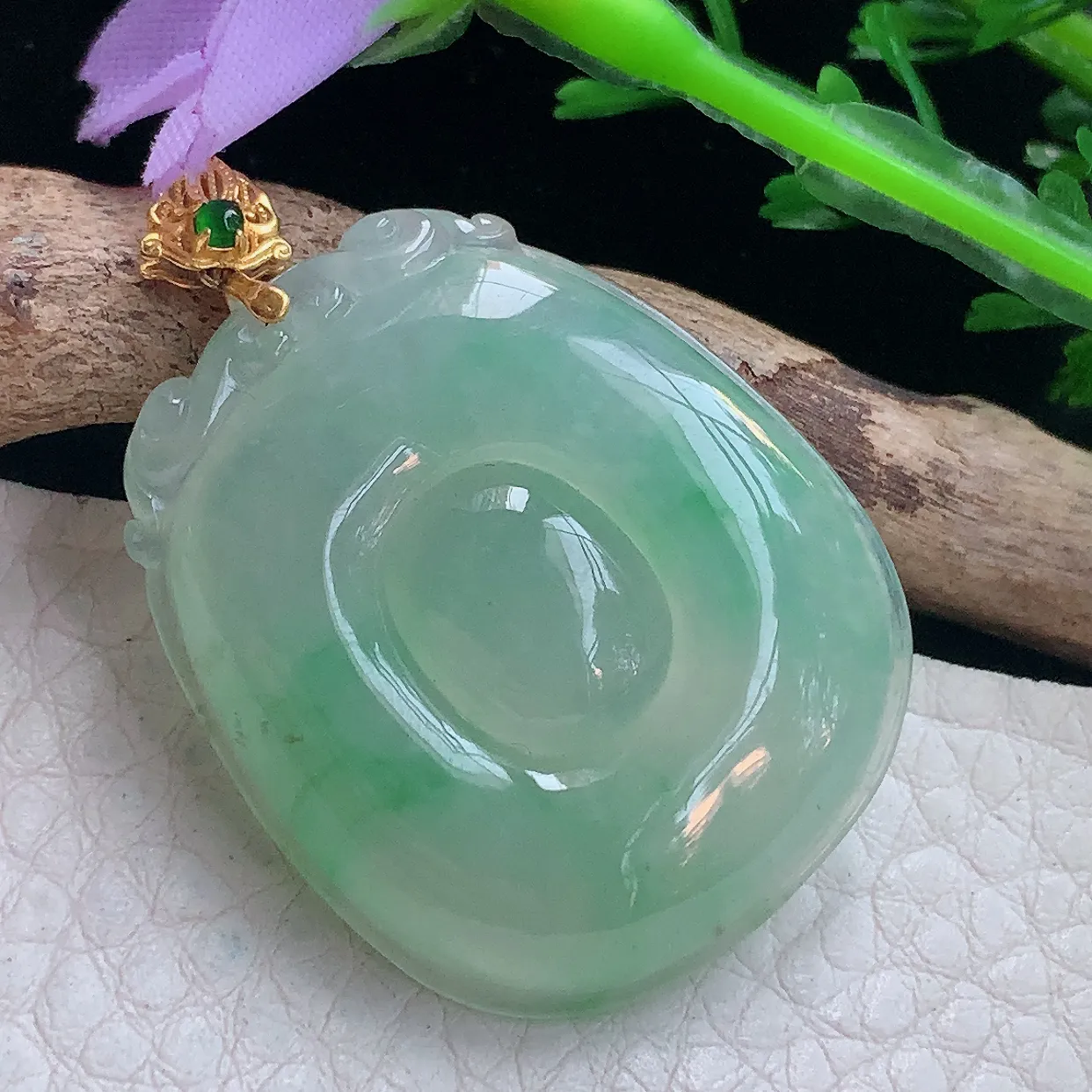 x54自然光33.8*28*5.8精美翡翠a货冰绿福贝玉吊坠 玉挂件