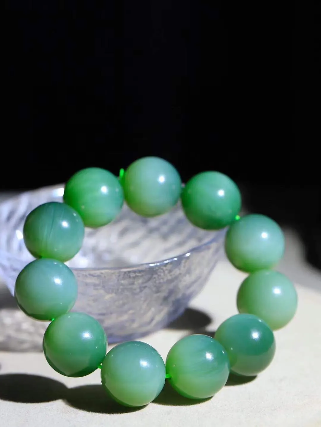 【珠圆玉润.手串】

精品️和田玉碧玉猫眼珠圆玉润手串 玉质温润细腻  整串打磨圆润，佩戴舒适。珠珠落玉盘，间关莺语花底滑，一生美好时光，无论身在何处，都有它相伴相守。事事顺遂，幸福美满，吉祥如意。重149.29克 尺寸取一20.1mm  FDA-221201233