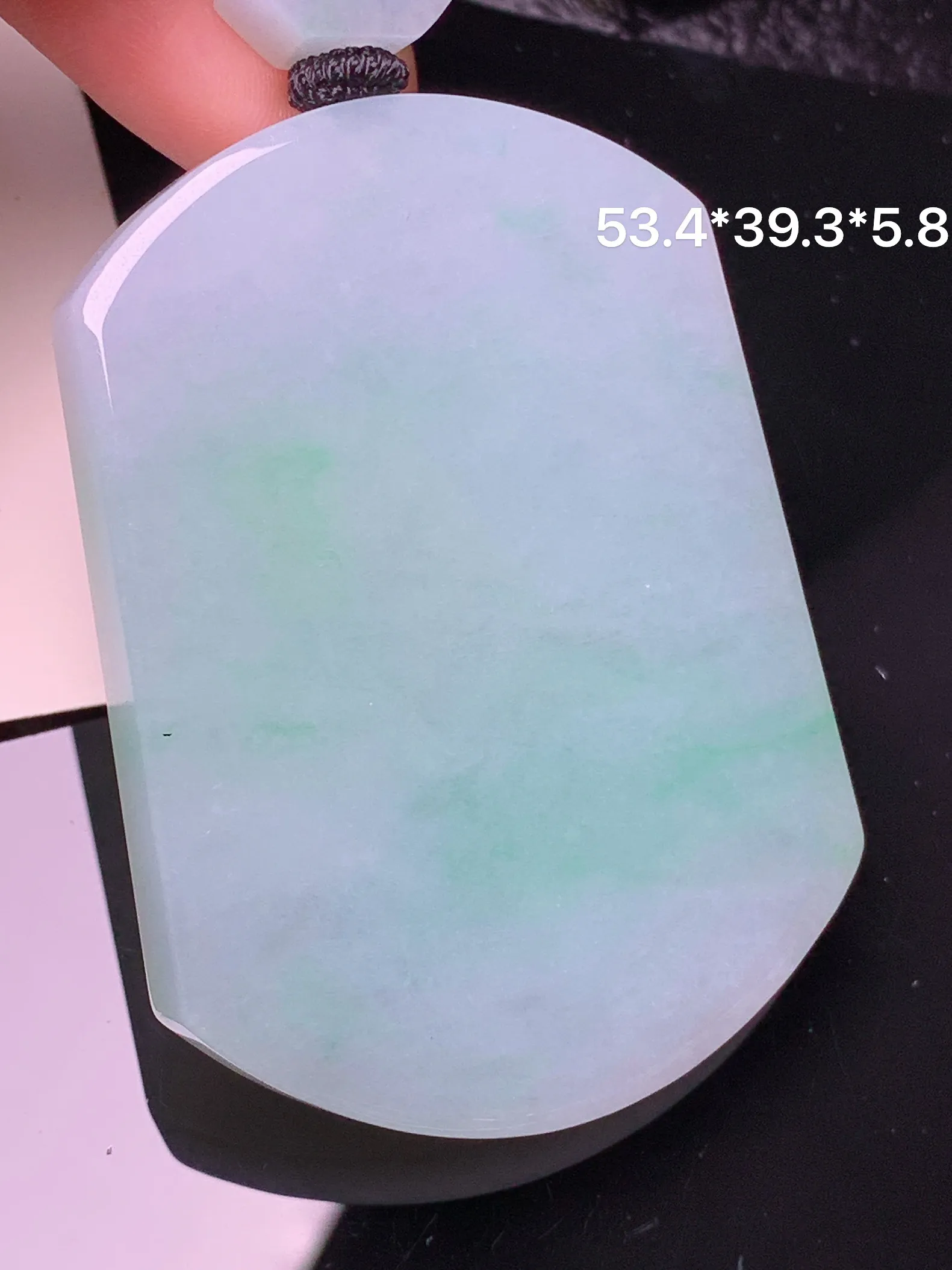 飘绿无事牌吊坠 玉质细腻 水润亮眼 色泽艳丽 整体尺寸53.4*39.3*5.8