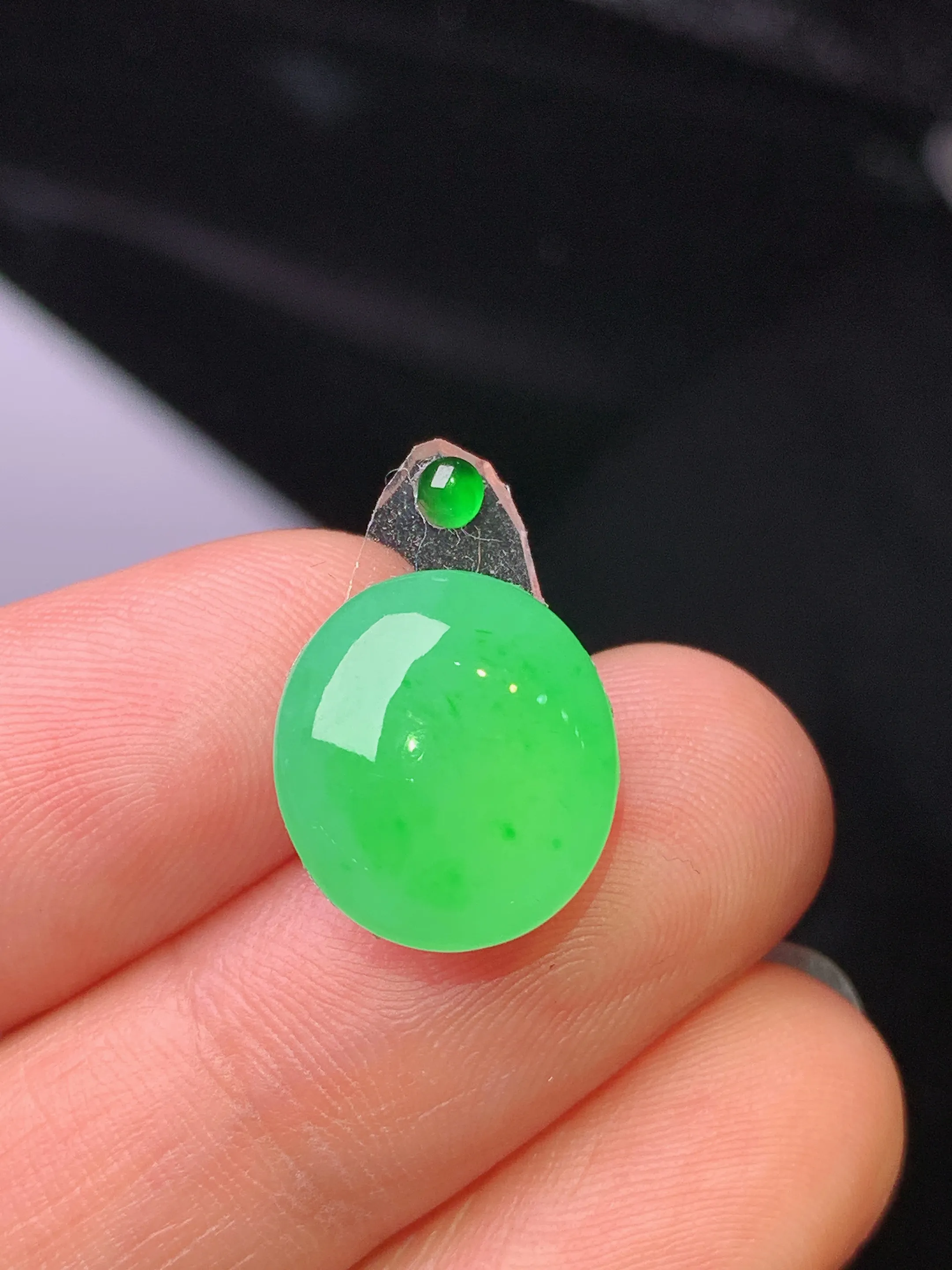 镶嵌款 翠绿蛋面吊坠 玉质细腻 水润亮眼 色泽艳丽 整体尺寸13.2*12*4.5
