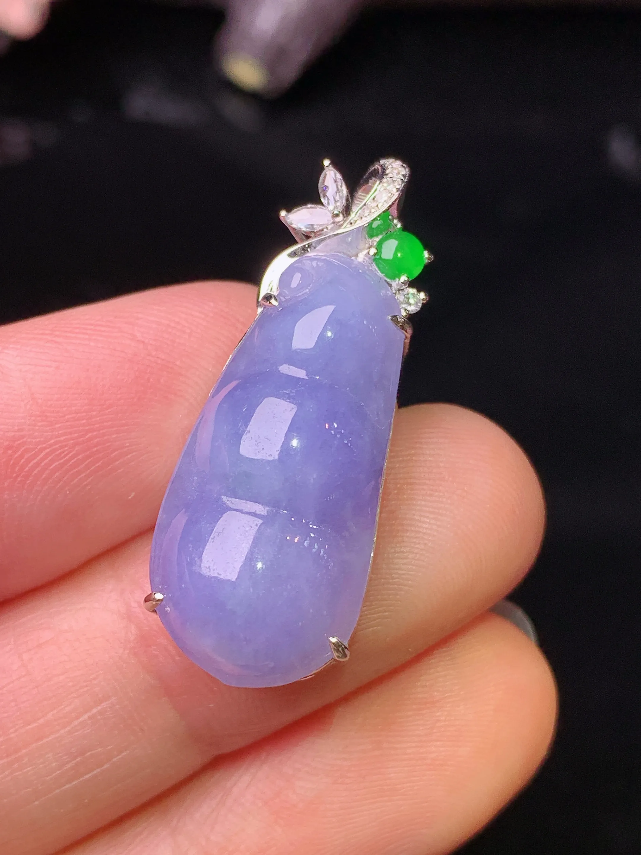 18k金钻镶嵌紫罗兰四季豆吊坠 玉质细腻 水润亮眼 色泽艳丽 整体尺寸30.3*11.5*8.8