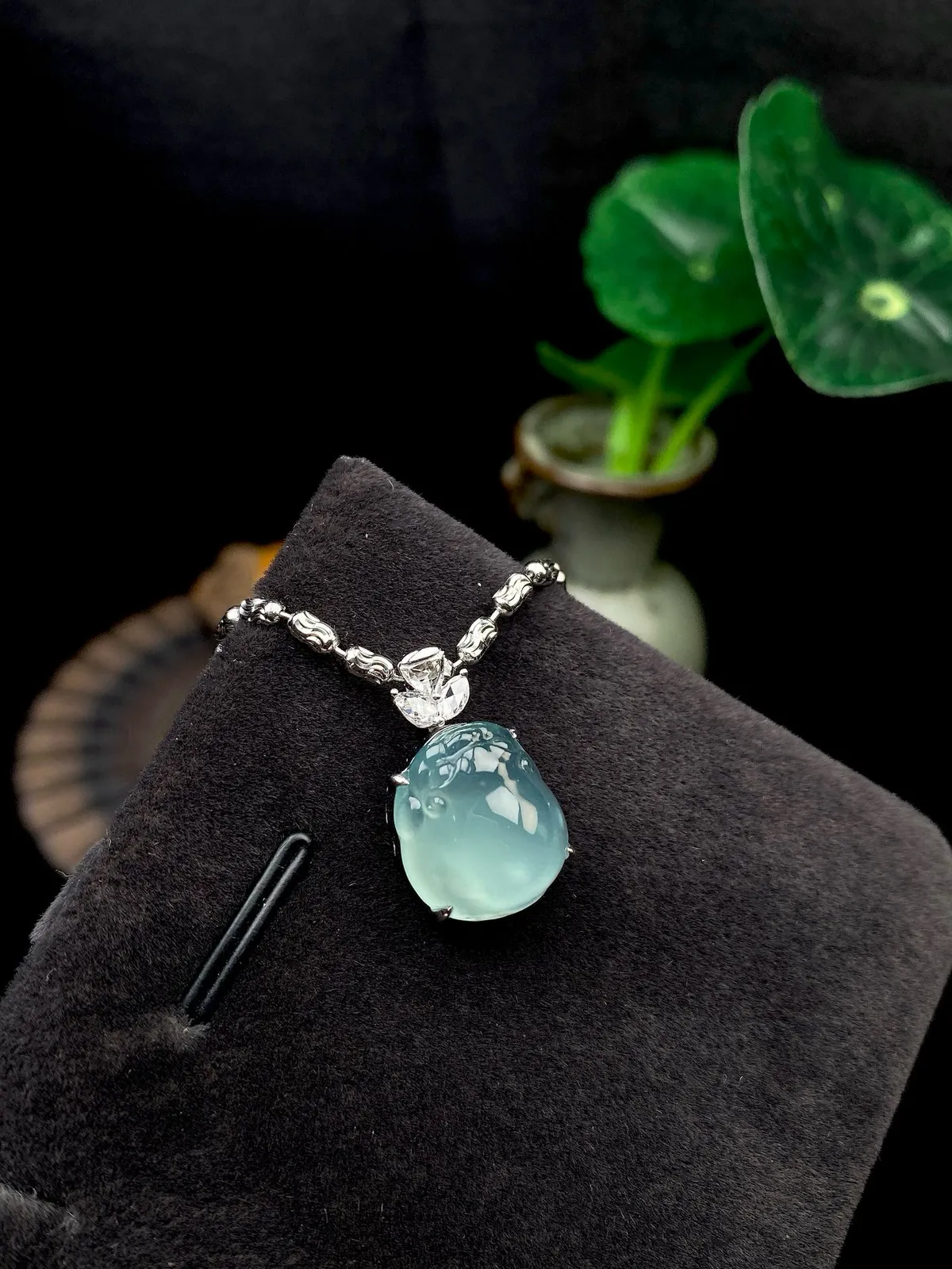 【冰种晴底貔貅吊坠】质地细腻，饱满度很好，晶莹剔透，18k金钻镶嵌，裸石尺寸13.8*12.1*7.3毫米