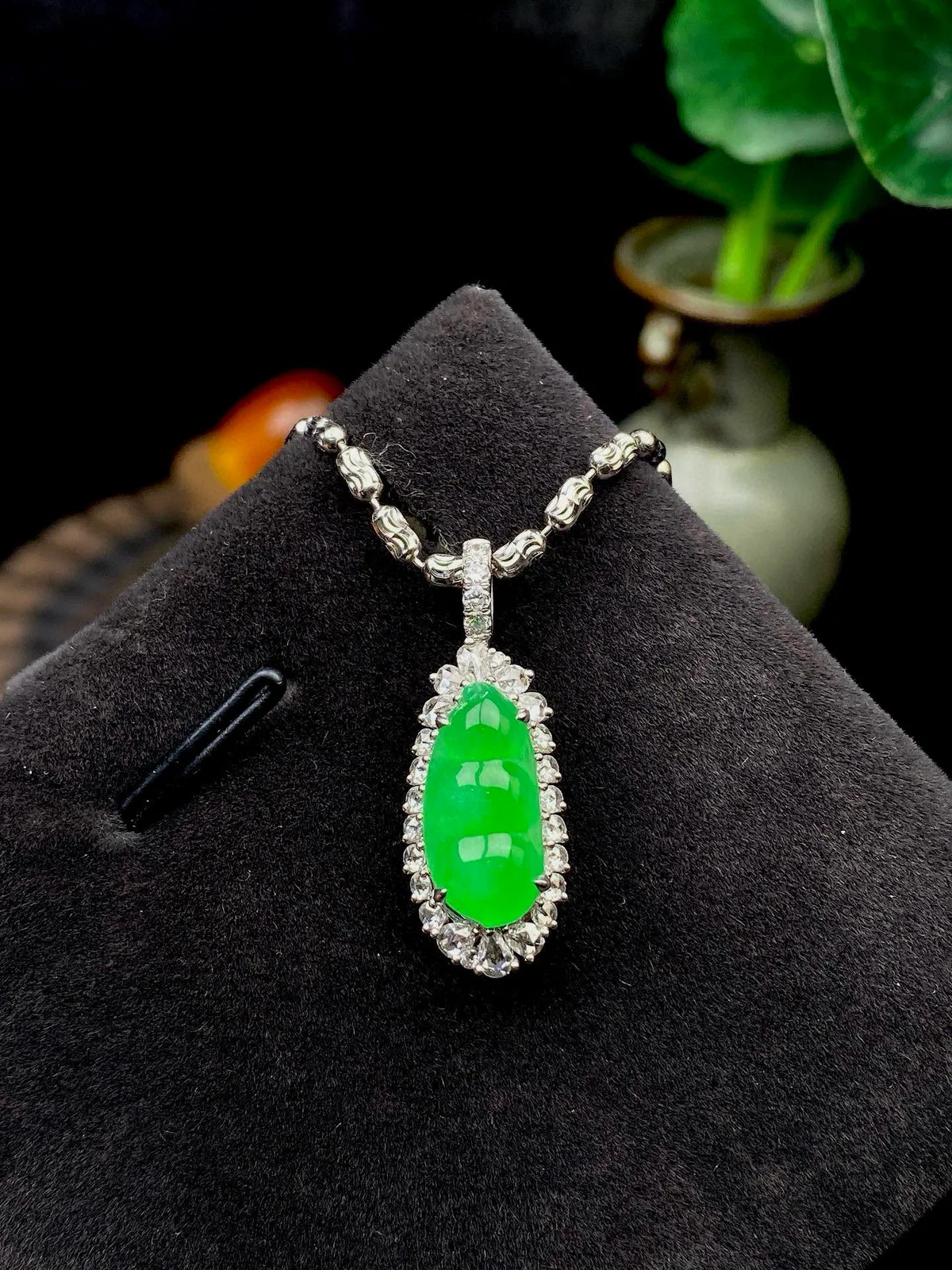 【冰种满绿福豆吊坠】种地上乘，冰感十足，通透起光，饱满圆润，18k金钻镶嵌，裸石尺寸14.3*6.9*3.3毫米。