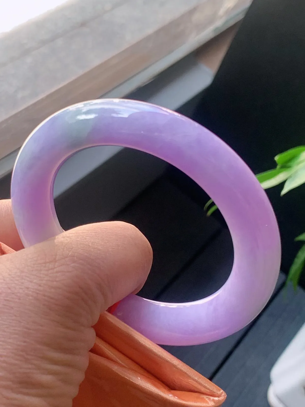 【翡翠名称】冰润紫罗兰54.5圈口圆条手镯
【翡翠尺寸】54.5/11.8/11.6mm适合正圈口佩戴
【翡翠描述】宝贝种老水足，玉质细腻，色泽靓丽，性价比高，佩戴效果好！
【其它赠送】权威证书/精美挂绳盒子/支持全国复检