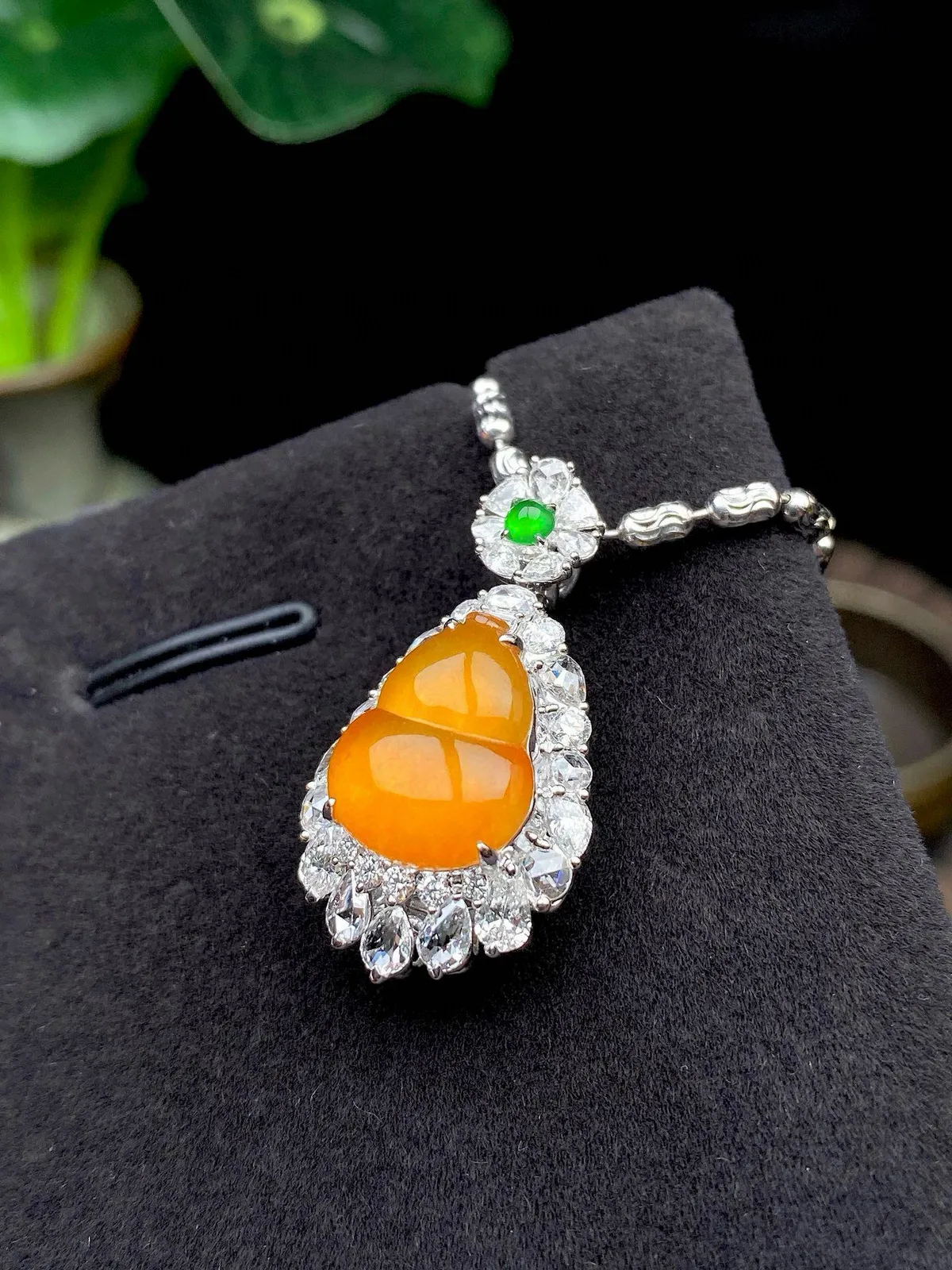 【冰种黄翡葫芦吊坠】质地细腻，冰感十足，晶莹透亮，18K金钻镶嵌，裸石尺寸12.5*10.2*3.3