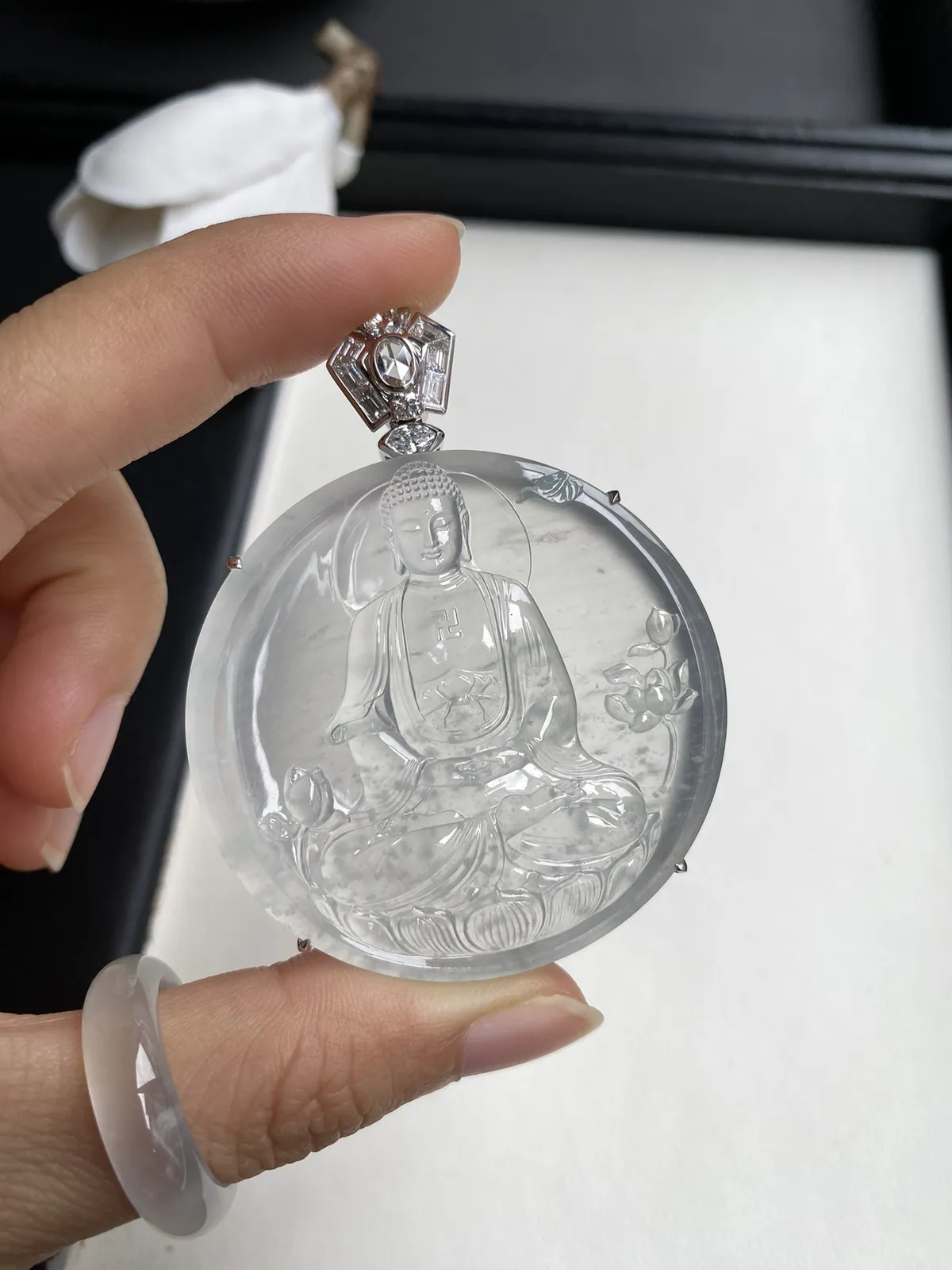 加龙作品-佛光普照，整体63.6x49.3x8.4裸石49.3x48.6x6mm，雕工精湛，水润通透