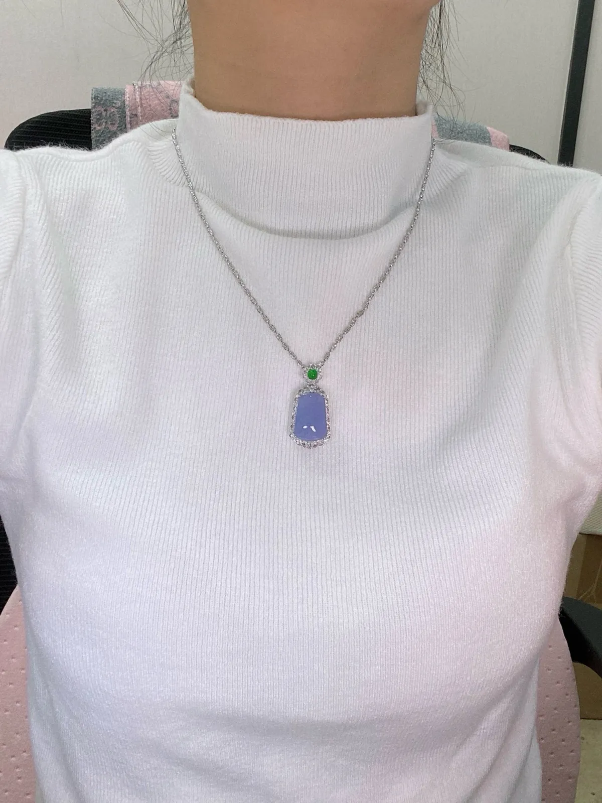 【冰种紫无事柱吊坠】质地细腻，光泽度不错，18k金钻镶嵌，裸石尺寸19.1*13.3*6.3毫米