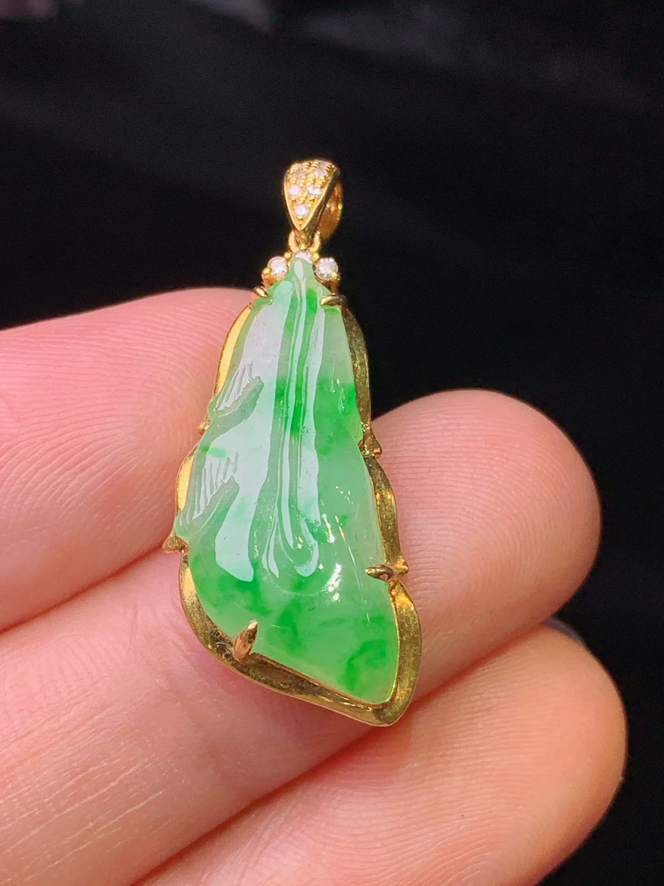 18k金钻镶嵌飘绿树叶吊坠 玉质细腻 水润亮眼 色泽艳丽 整体尺寸29.5*11.5*6