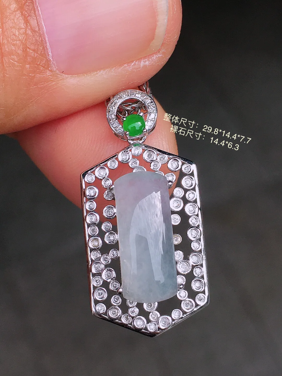 冰种无事牌吊坠，玉质细腻，荧光感超
强，饱满圆润，尽显优雅气质，18k
金豪华镶嵌