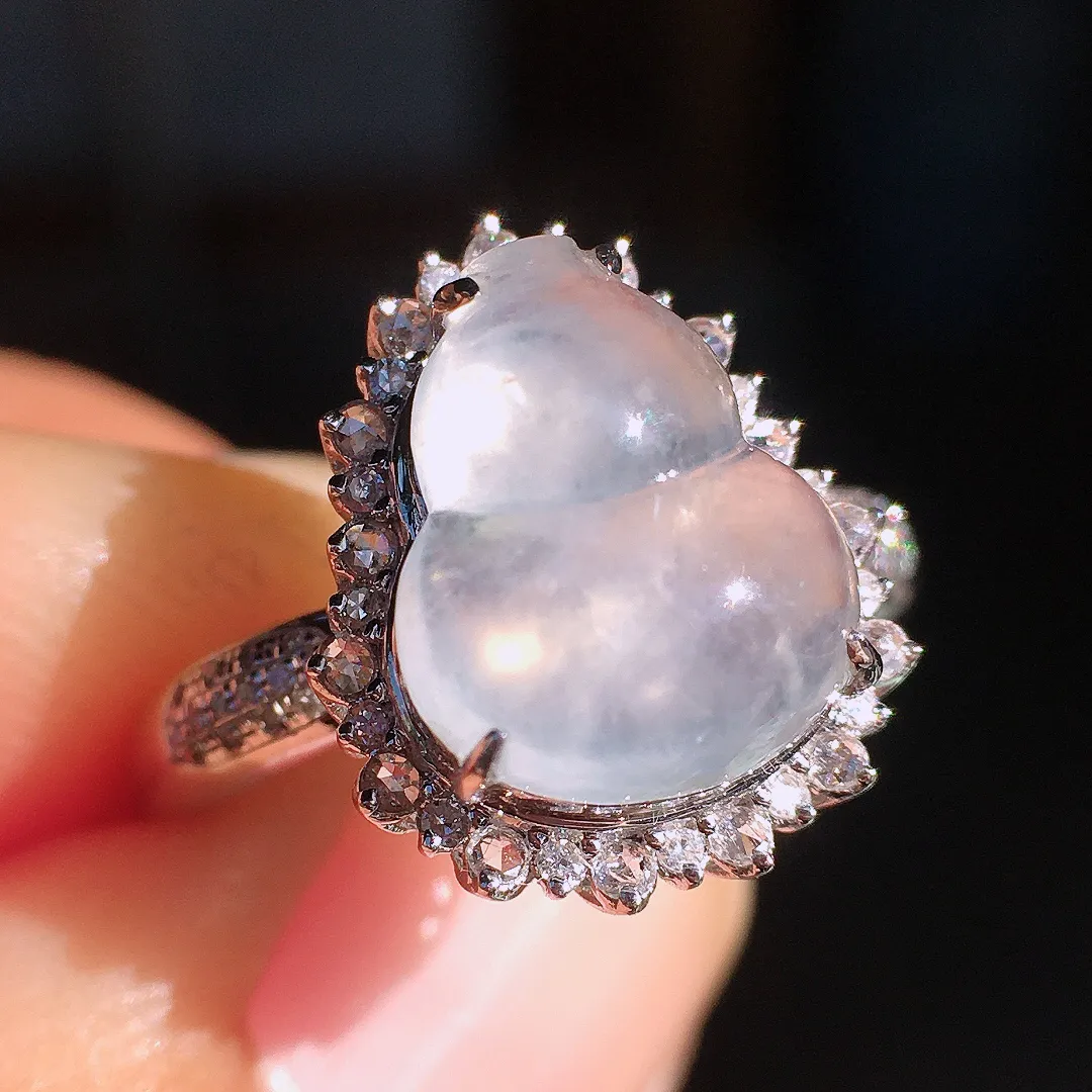 冰种葫芦戒指，玉质细腻，荧光感超
强，饱满圆润，尽显优雅气质，18k
金豪华镶嵌