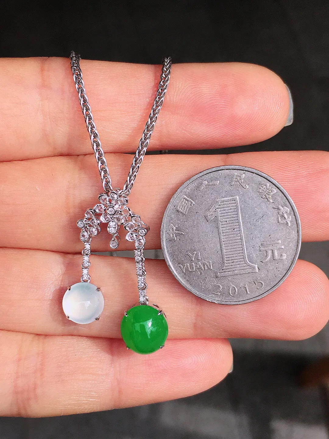 （冰+绿）二合一吊坠，色泽均匀艳丽，玉质细腻，荧光感超
强，饱满圆润，尽显优雅气质，18k
金豪华镶嵌