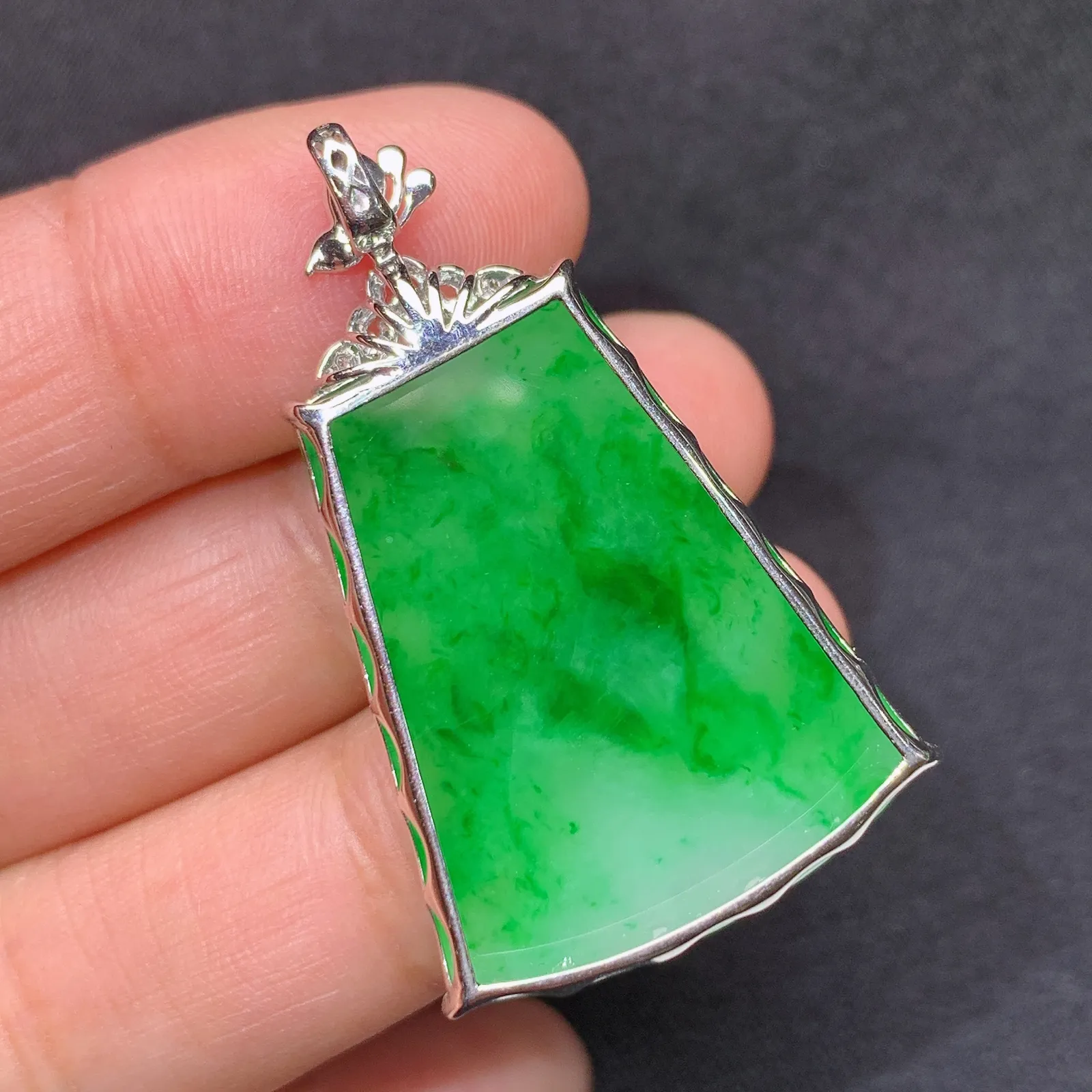 阳绿无事牌吊坠，18k金镶嵌，冰润色阳，种老水足 Xyg 尺寸38.1*23.8*5.7