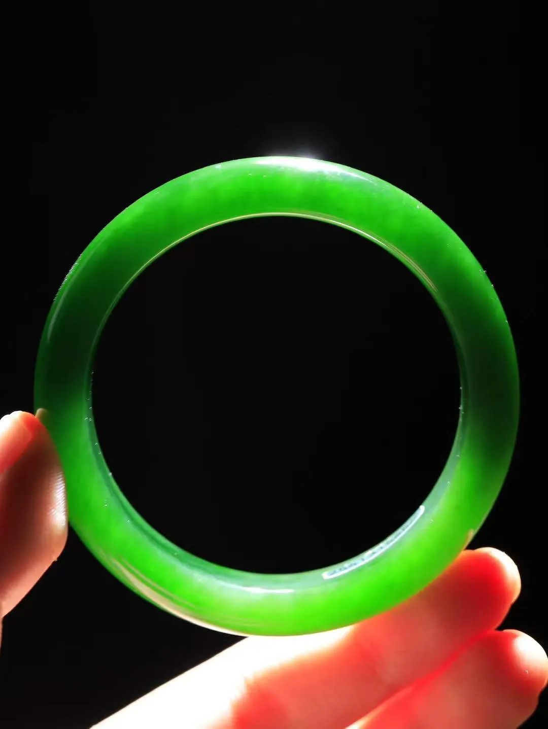 【碧波流转·手镯】

收藏级臻品️和田玉碧玉手镯，玉质细腻温润，手感舒适，️线条流畅，简约大气，美自天成，佩戴于腕间，婉约之美，举手投足间透出那份低调奢华，醉人心扉。
重60.61克 内径圈口59.3mm尺寸13-8.6mm  FDA-131201208