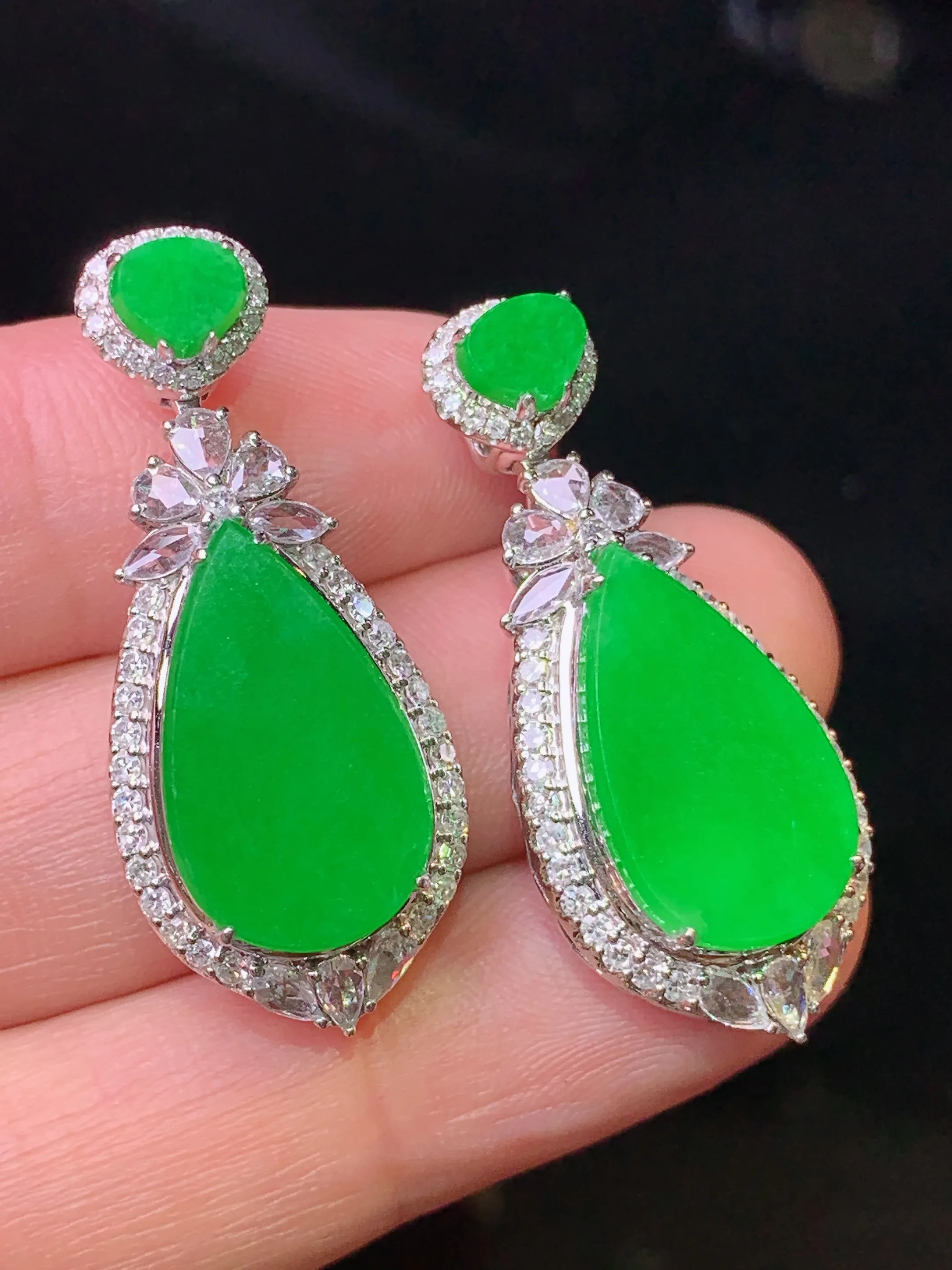 18k金钻镶嵌满绿水滴耳钉吊坠两用款 玉质细腻 水润亮眼 色泽艳丽 整体尺寸46.8*14*8.2