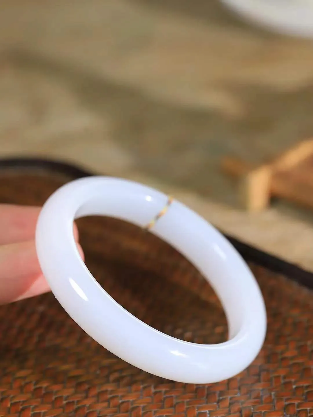 【花样年华·手镯】

精品和田玉白玉手镯，质地油润细腻，色泽高贵典雅，镯型古朴典雅。在诗情画意的雨巷相遇，你是我腕间的一抹风情，有你眸有深情，清风荡漾湖间静水，我愿俯身低眉，在烟波涟漪处，寻你深情倩影。内径56.5mm尺寸11.8-8.5mm 重52.5克。fDL-36120788