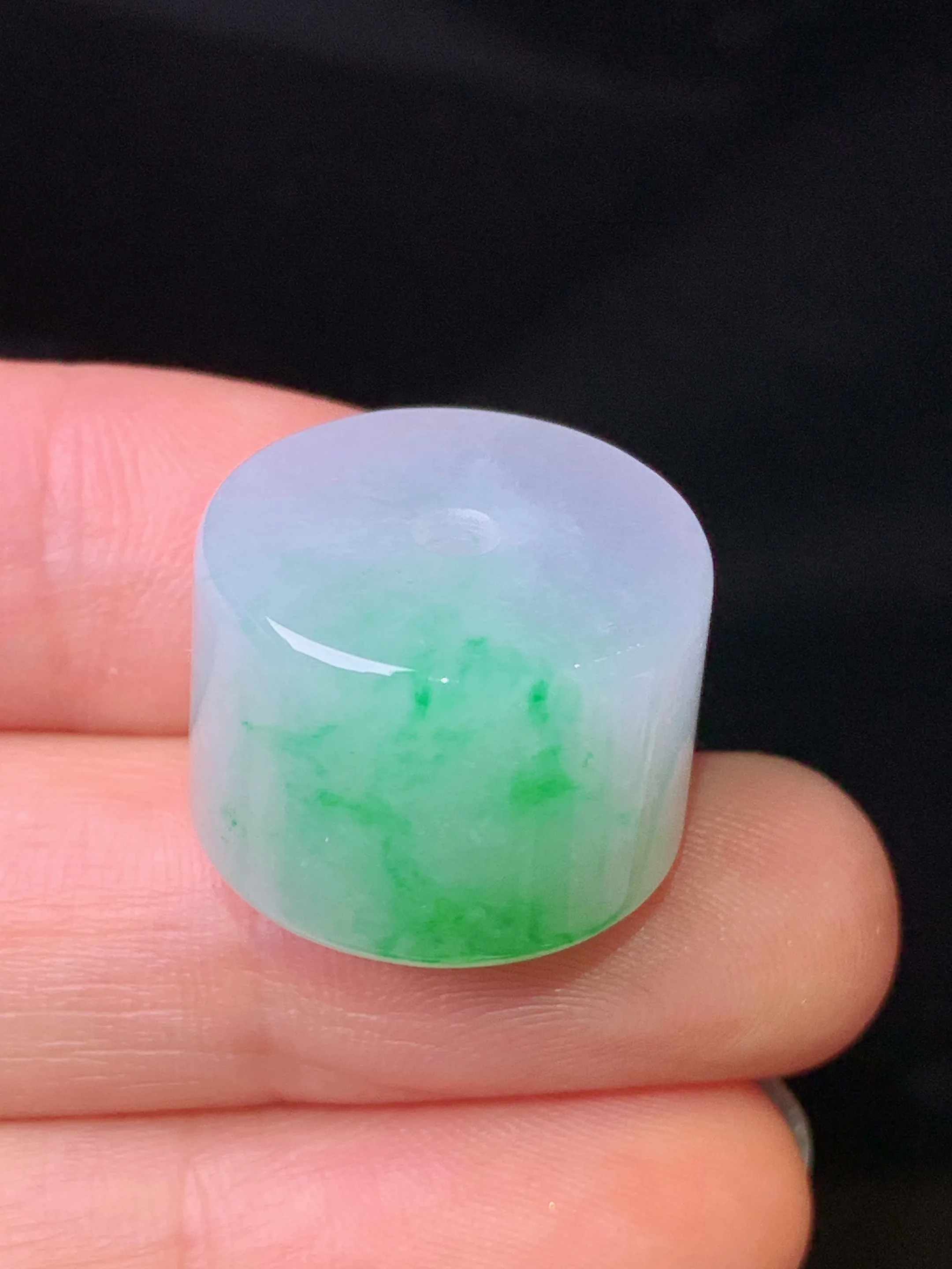 飘绿路路通吊坠 玉质细腻 水润亮眼 色泽艳丽 整体尺寸18.2*18.2*12.7