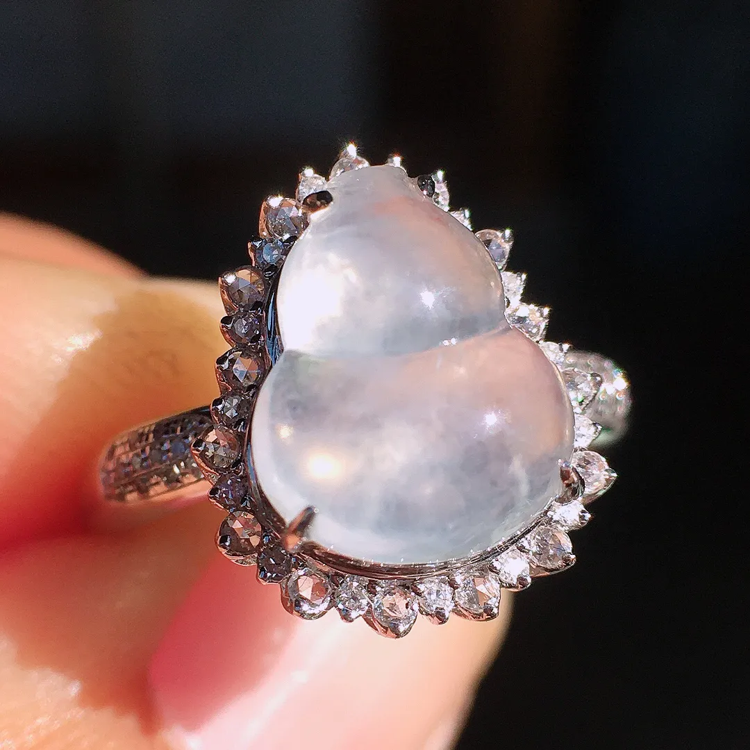 冰种葫芦戒指，玉质细腻，荧光感超
强，饱满圆润，尽显优雅气质，18k
金豪华镶嵌