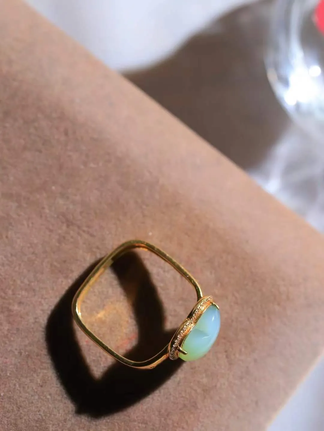 【金镶玉.心心相印.戒指】

精品️和田玉碧玉猫眼金镶玉爱心戒指 玉质细腻温润 油性十足 此件寓意获得希望与爱情，心心相印，幸福美满。 18K金镶嵌，精致时尚 （保真金 可检测贵金属18K金）重2.67克  尺寸16.8-10-10.3mm 791201276A