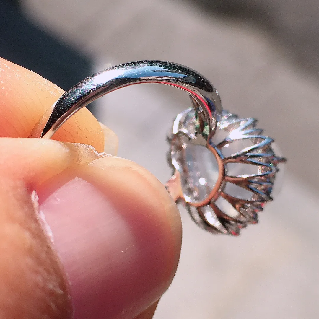 冰种葫芦戒指，玉质细腻，荧光感超
强，饱满圆润，尽显优雅气质，18k
金豪华镶嵌