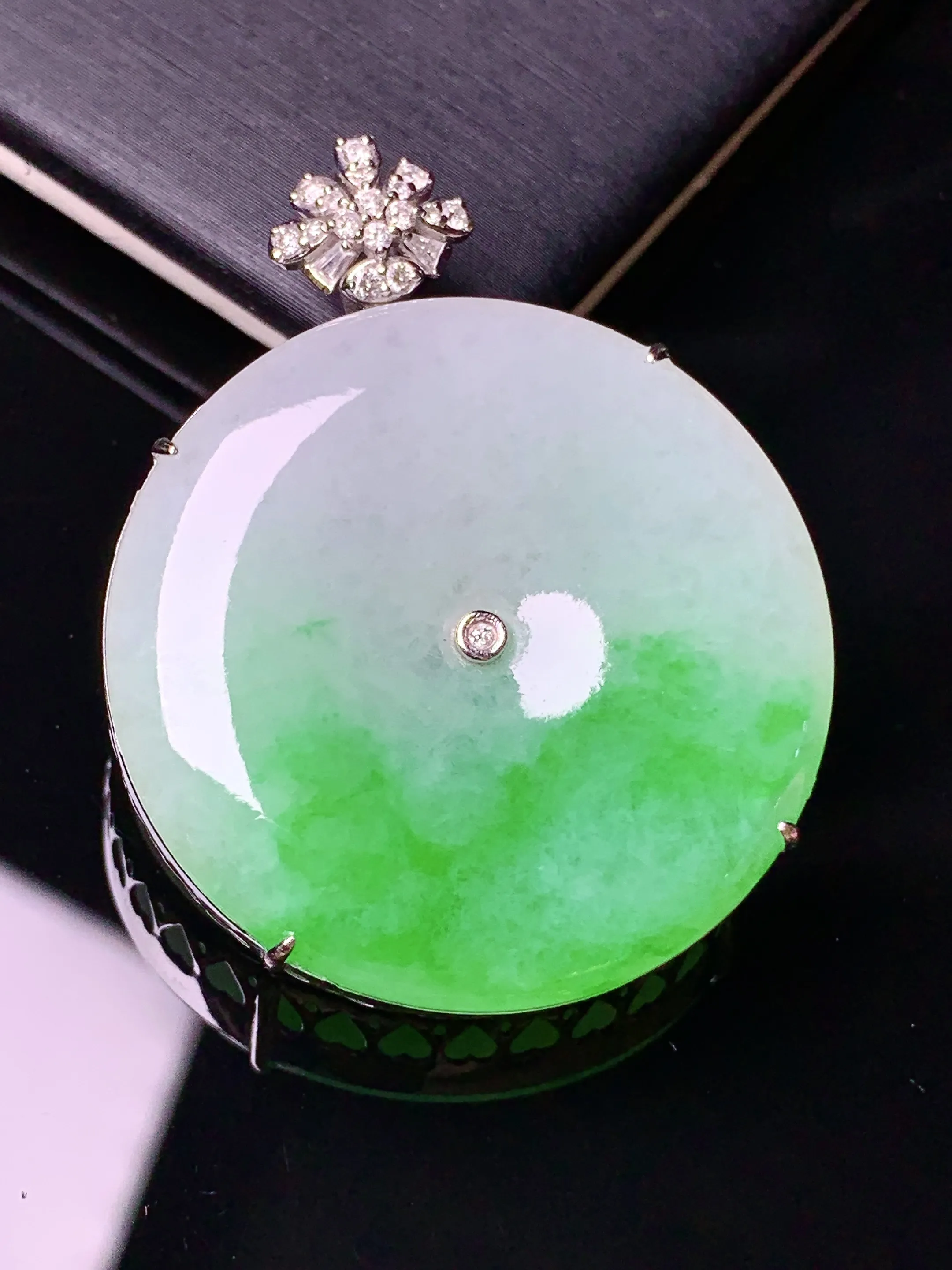 18k金钻镶嵌飘绿平安扣吊坠 玉质细腻 水润亮眼 色泽艳丽 整体尺寸40.2*32*7.6