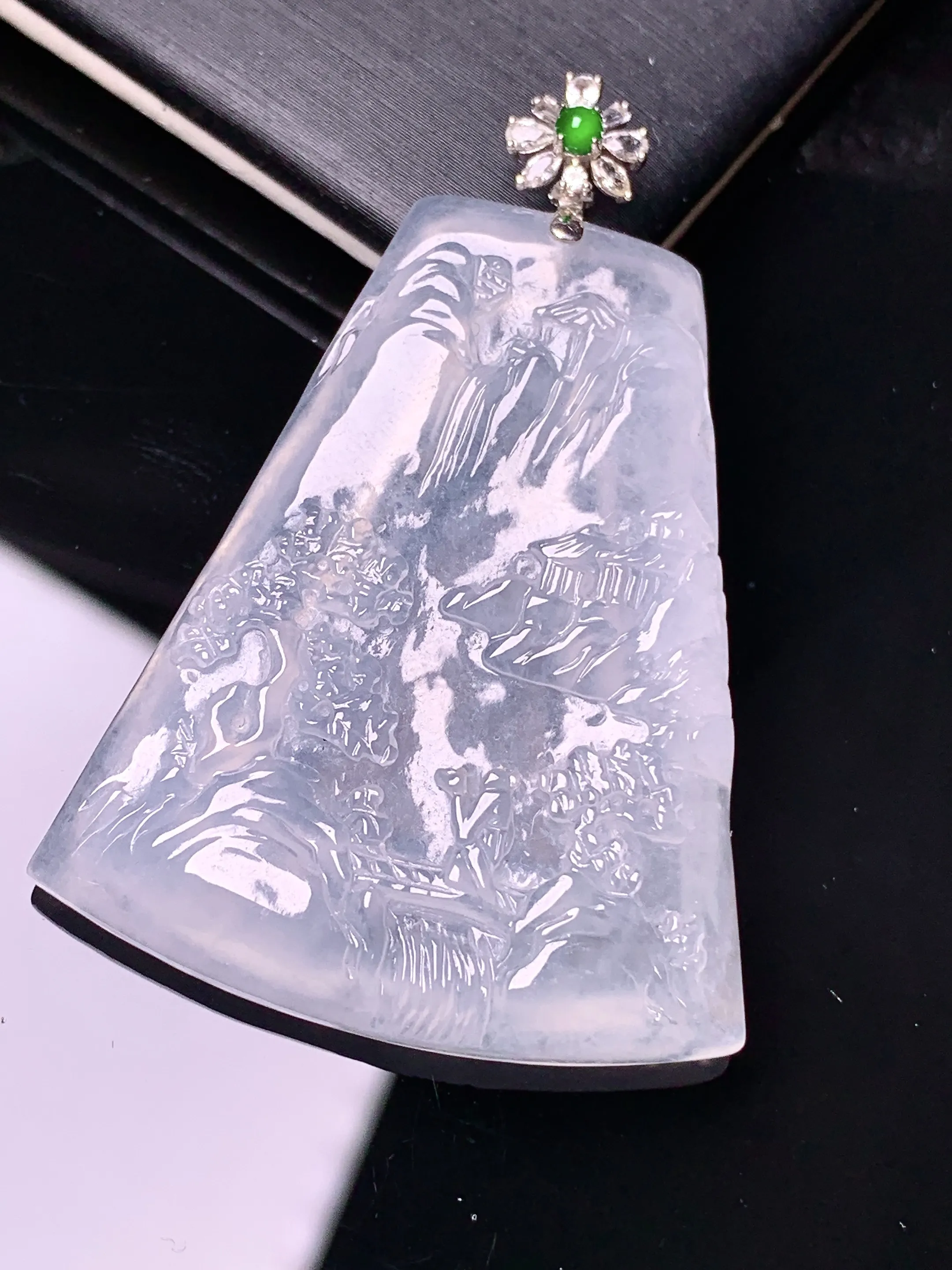 18k金钻镶嵌冰种山水牌子吊坠 玉质细腻 水润亮眼 色泽艳丽 整体尺寸49.5*34*5.2